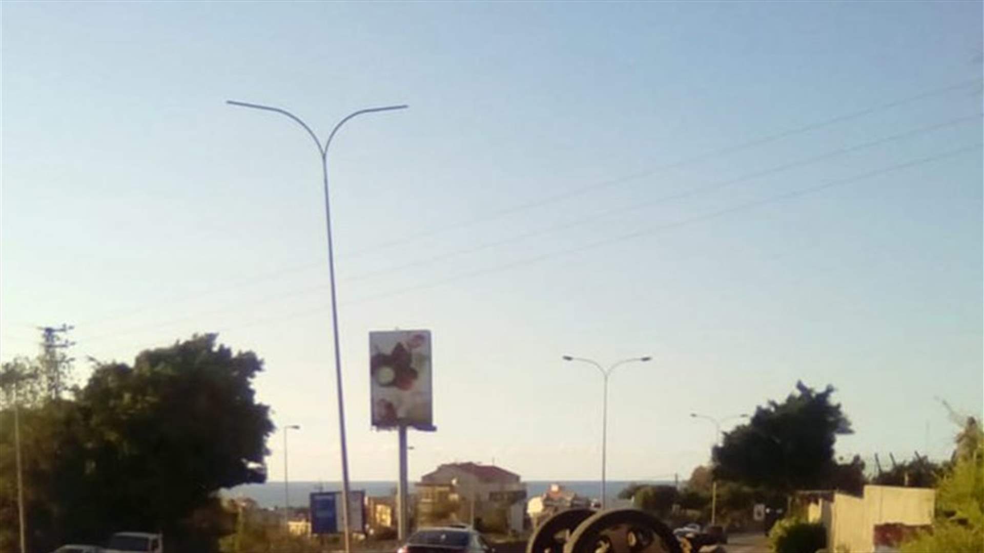 انقلاب سيارة على اوتوستراد جونية باتجاه جبيل (صورة)
