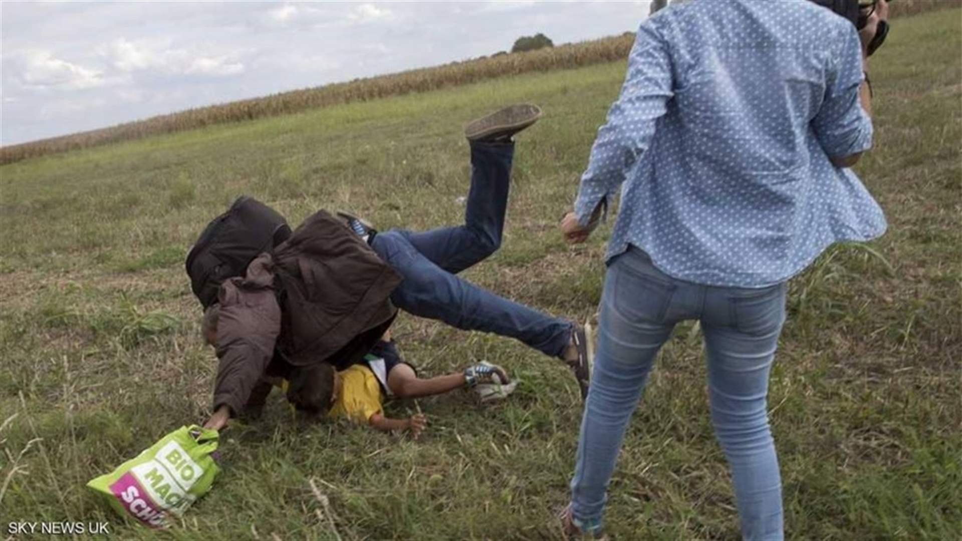 قضية المصورة التلفزيونية التي عرقلت مهاجرين وركلتهم...هذا هو حكم القضاء