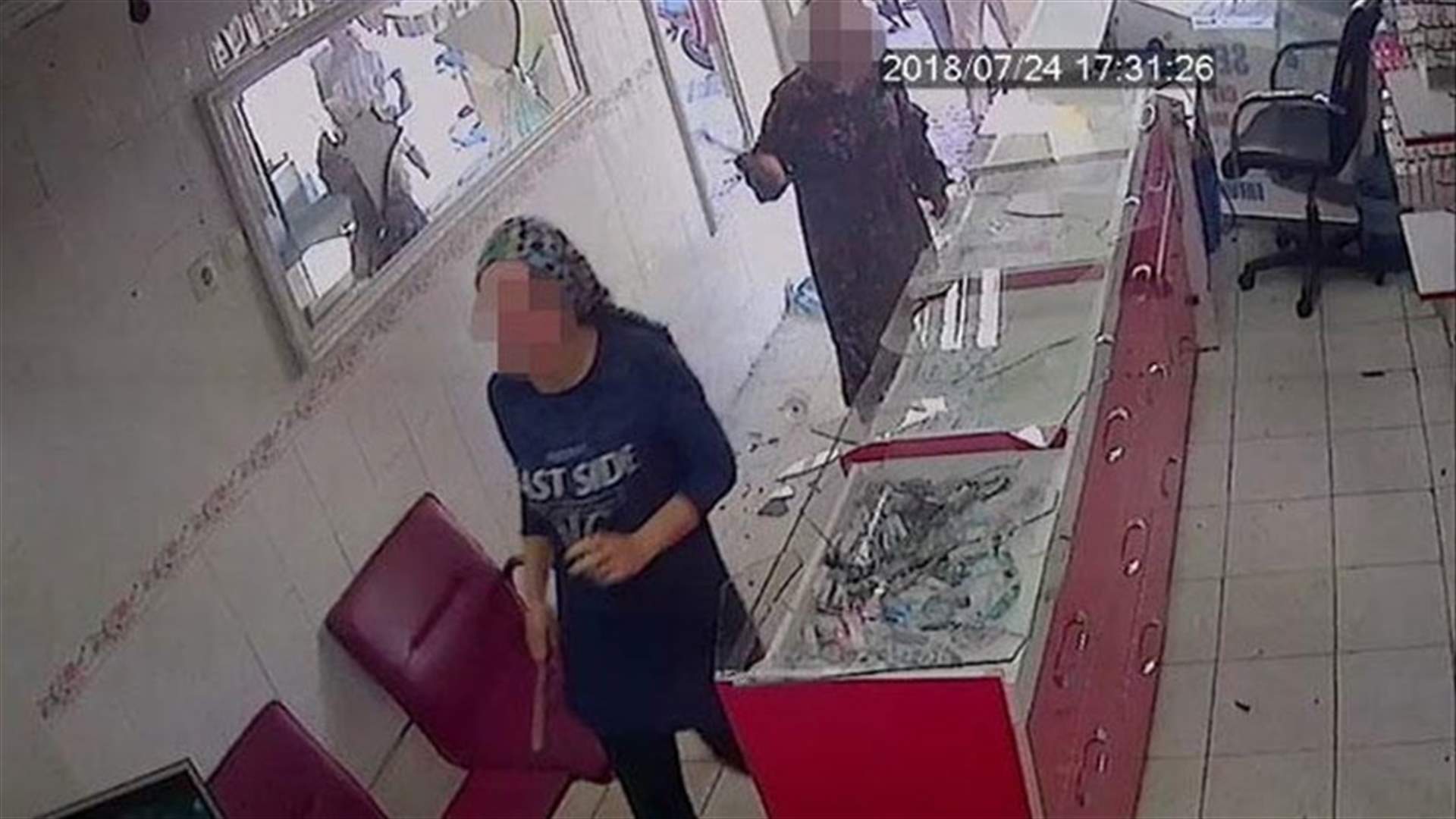 سيدتان اقتحمتا متجراً بالمطرقة... لأسباب عاطفية