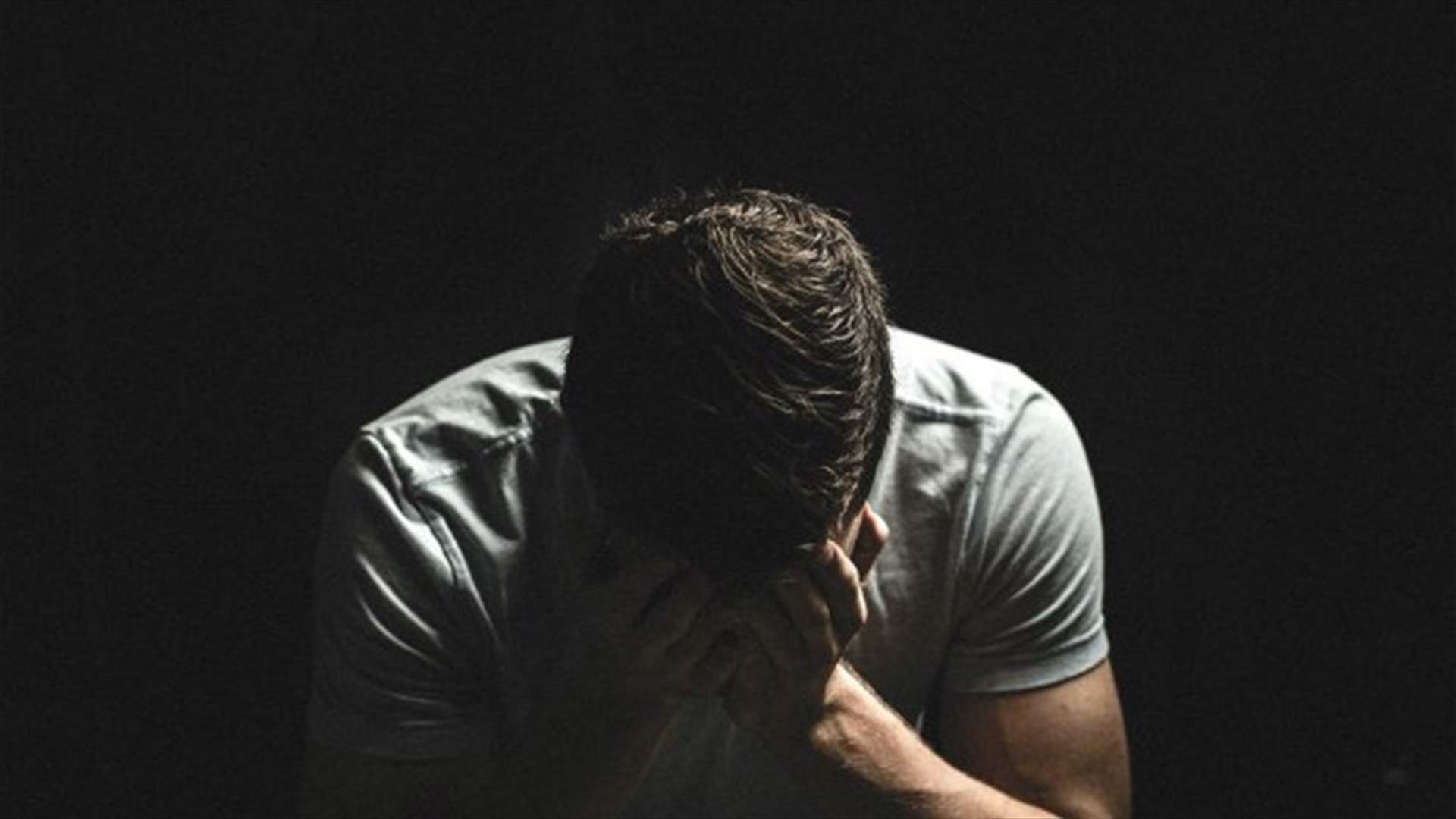 رجل يذرف دموعاً من الدمّ