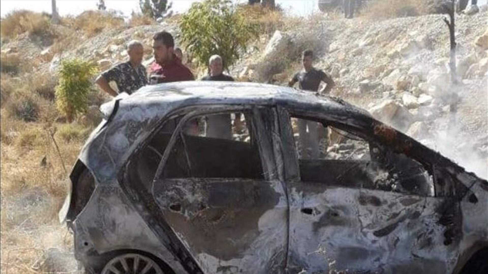 اندلاع النيران بسيارة بعد انقلابها في الهرمل... وسقوط جريحتين