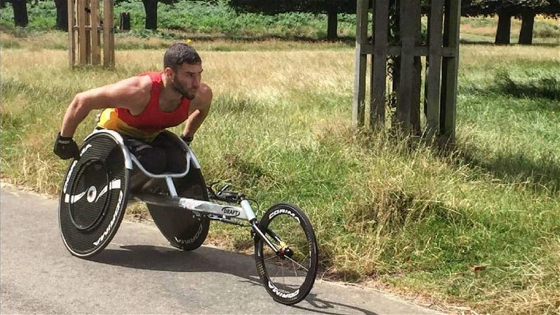 رياضي مصاب بالشلل تعرّض للإهانة والإذلال في مطار... هذا ما حصل معه (فيديو)