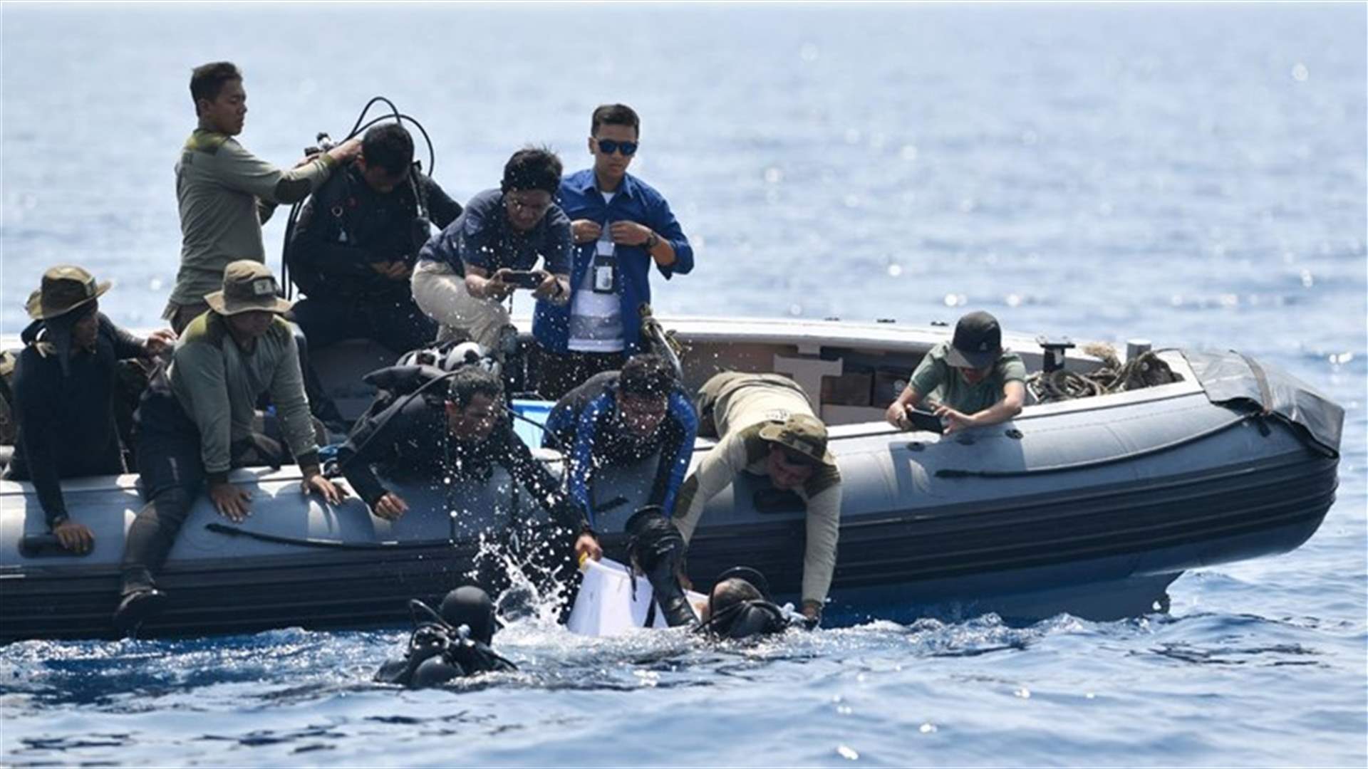 إندونيسيا تمدد عملية البحث عن ضحايا الطائرة المنكوبة وصندوقها الأسود الثاني