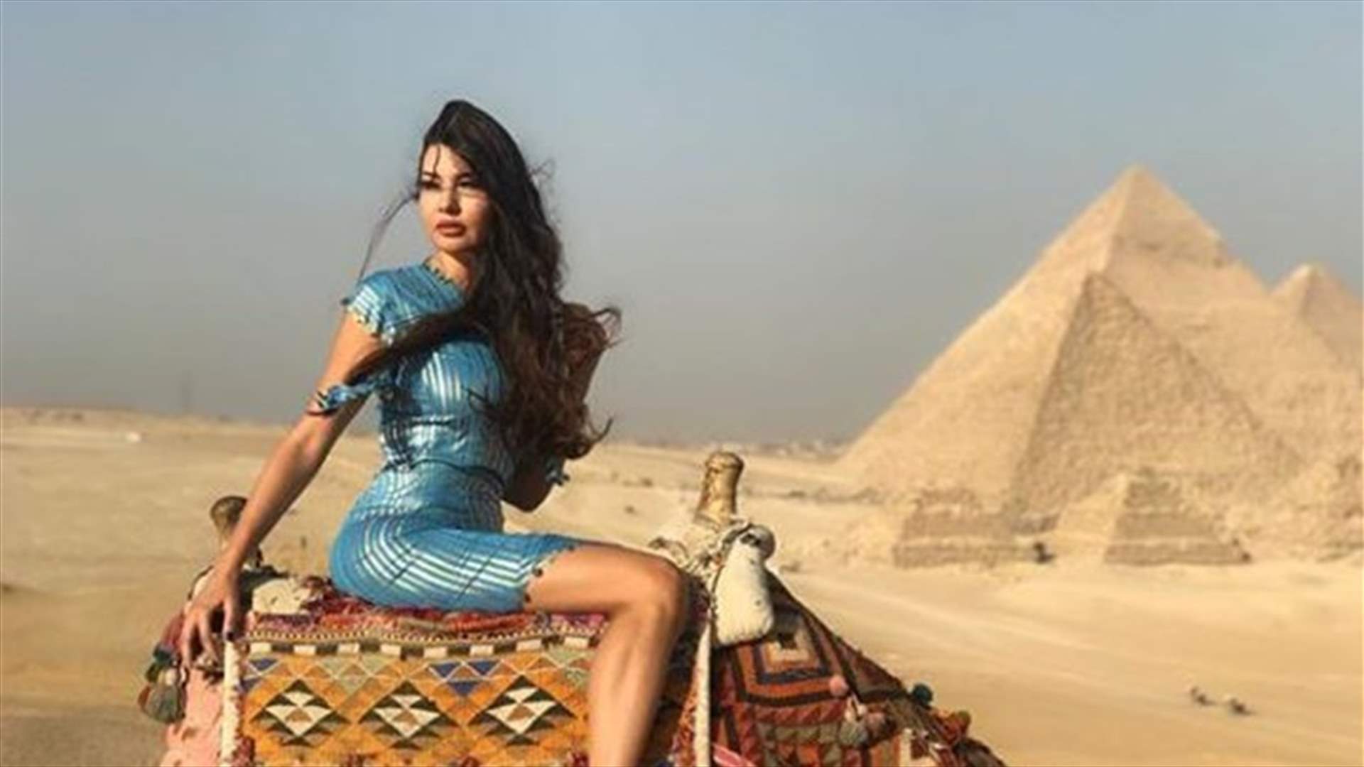 لاميتا فرنجية بالجلباب والبرقع في أهرامات مصر (صور)