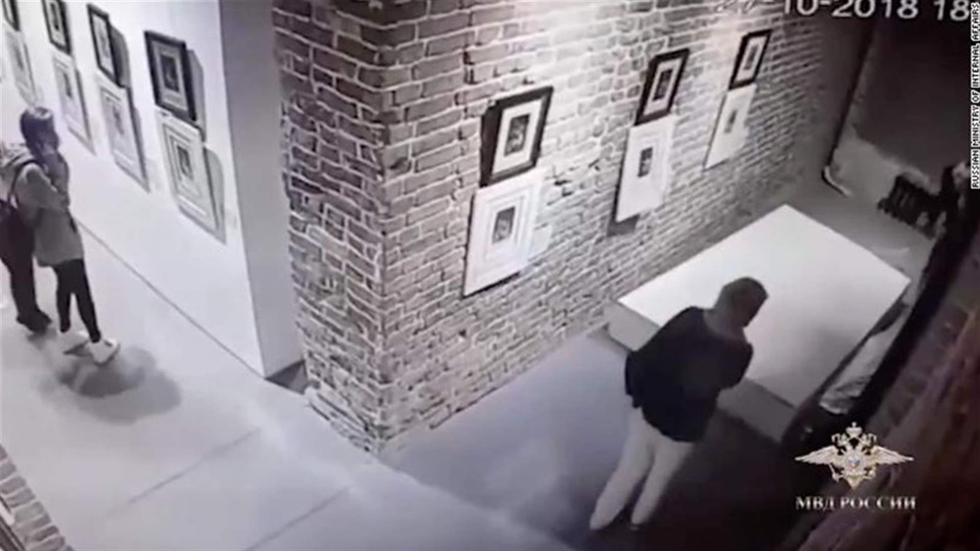 صورة سيلفي تنتهي بشكلٍ مفاجئ داخل معرضٍ للوحات الفنيّة (فيديو)