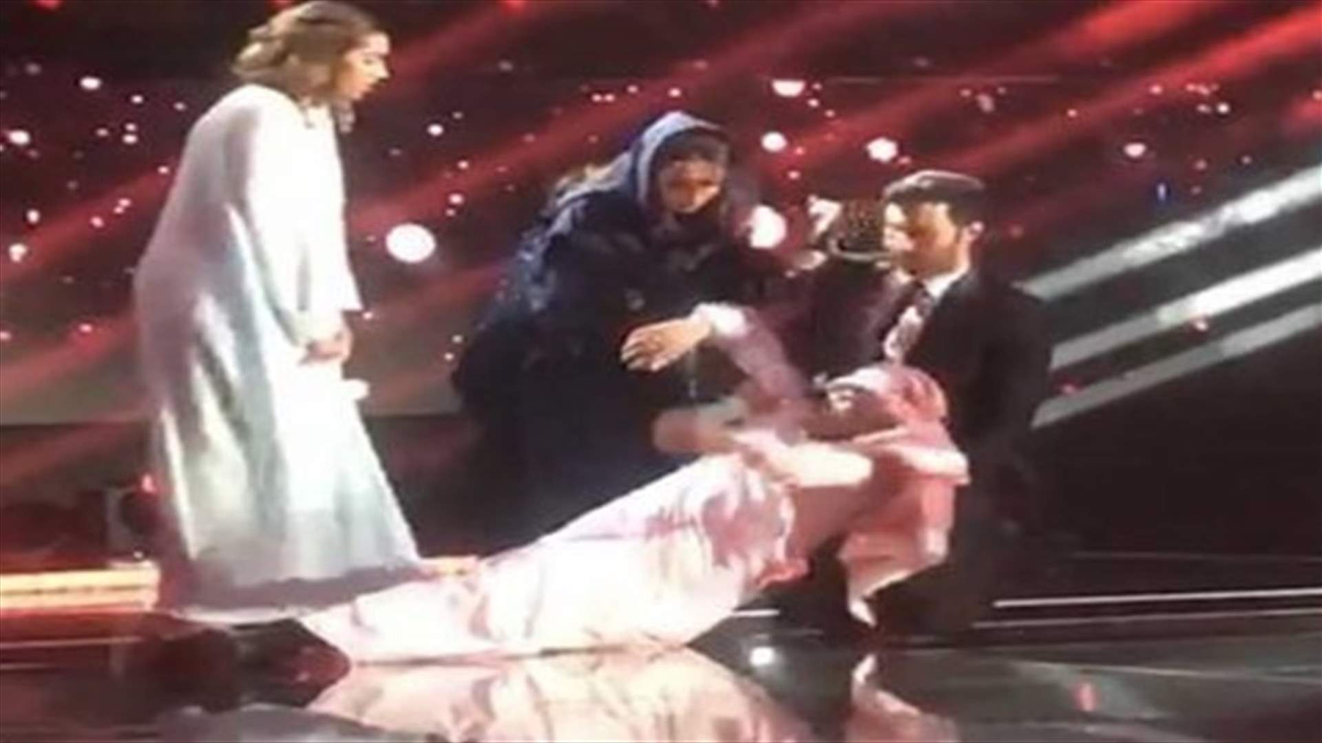 مشترك في برنامج فني سعودي يسقط أرضاً بعد اكتشاف نتيجة خسارته (فيديو)