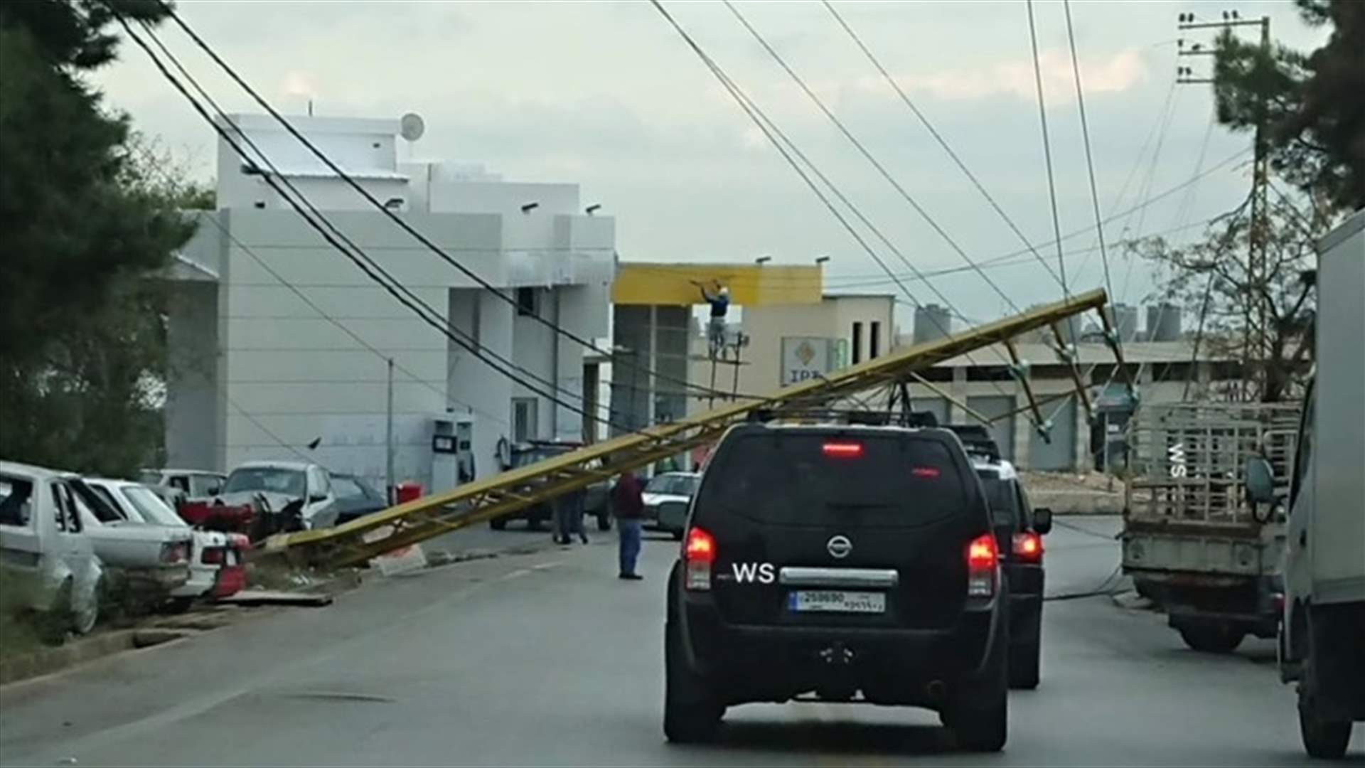 اصابة فتاة بارتطام سيارتها بعمود للكهرباء في غرفين-جبيل (صورة)