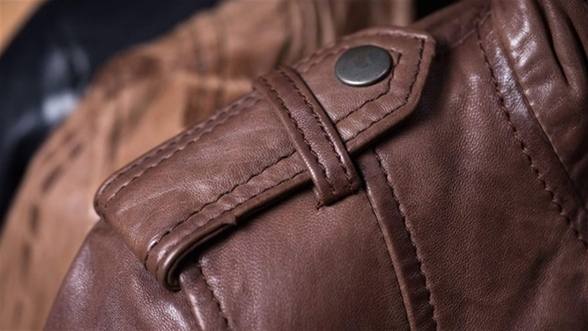 ما سبب وجود الأزرار على كتفي المعطف؟