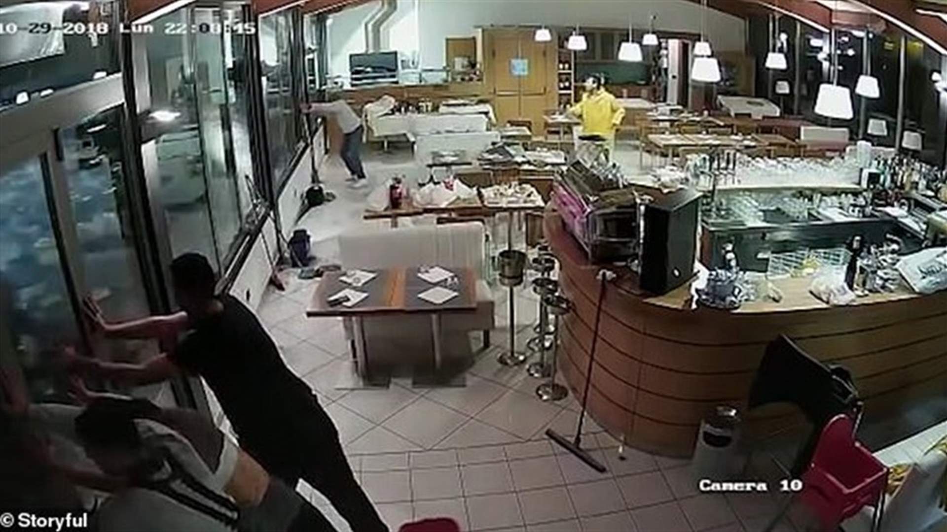 شاهدوا كيف اجتاحت موجة قوية مطعماً في إيطاليا