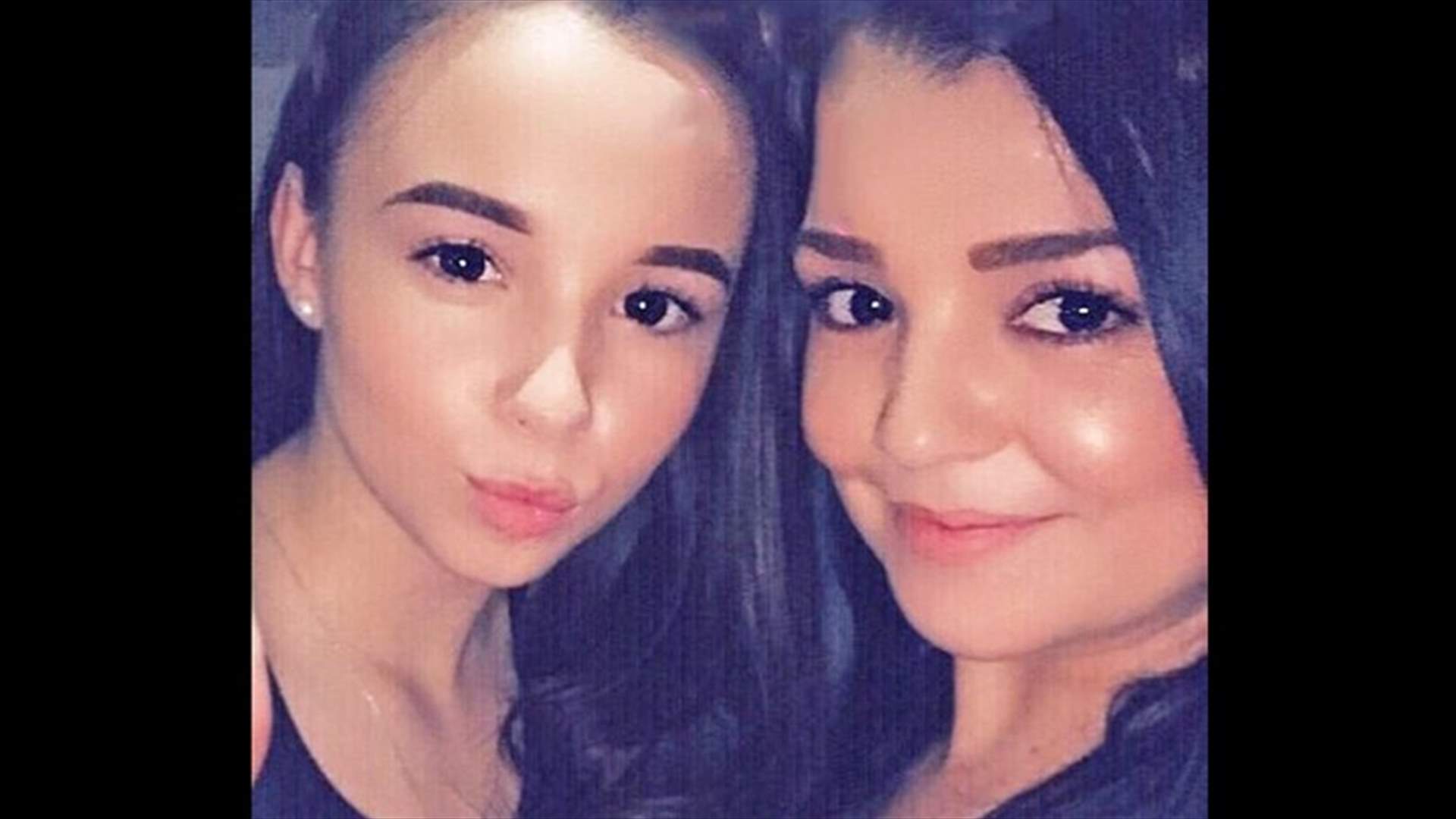 من هي الوالدة في هذه الصورة؟