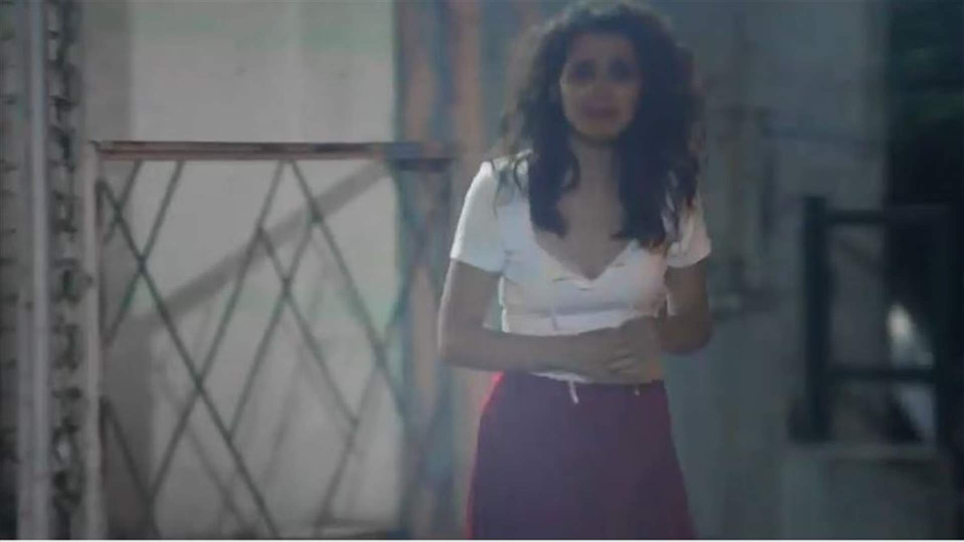 شابة لبنانية تعرضت للاغتصاب تستنجد الناس في الشوارع... ردود الفعل صادمة (فيديو)