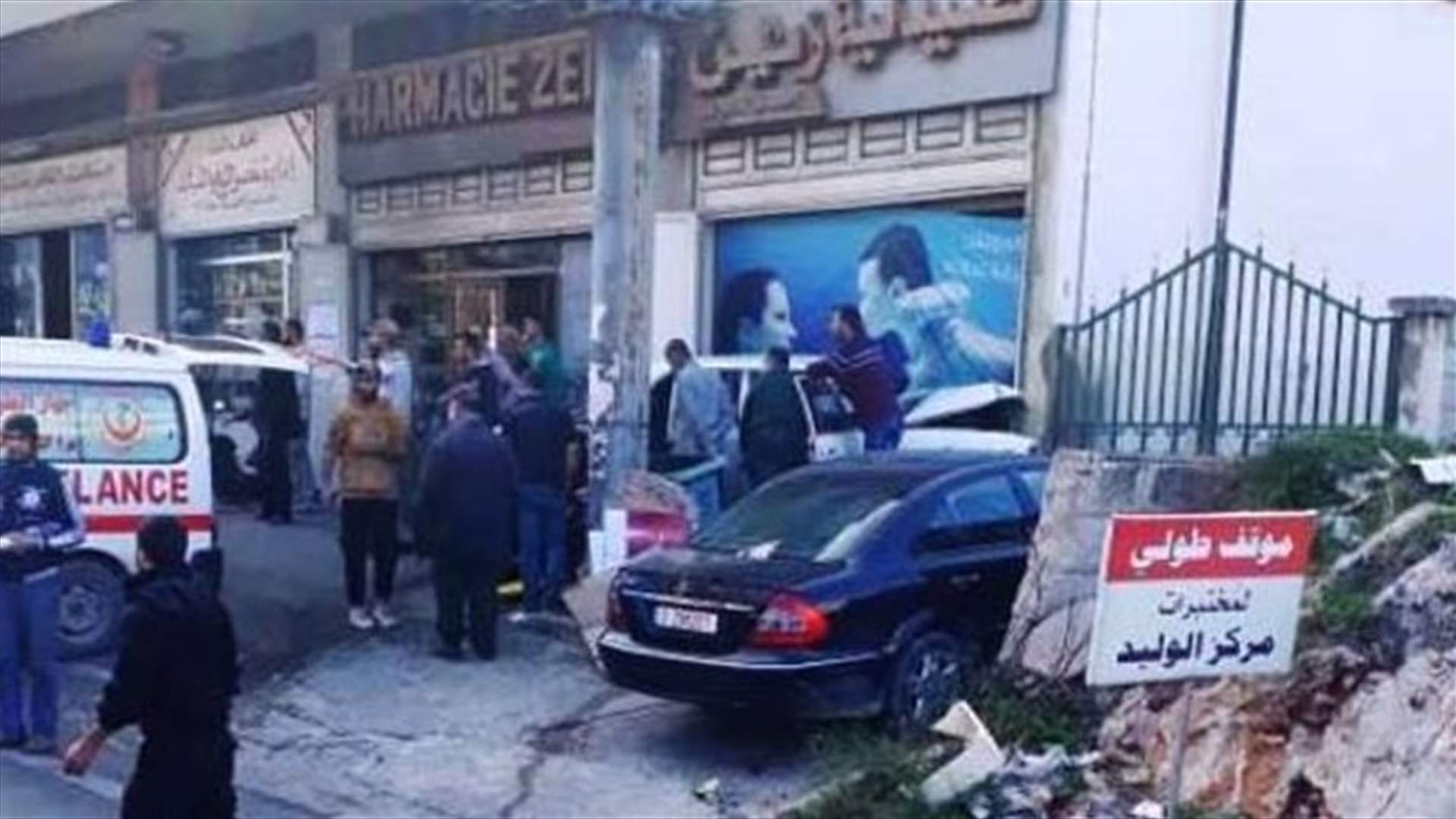 جرحى في اصطدام سيارة بواجهة صيدلية في الضنية(صورة)