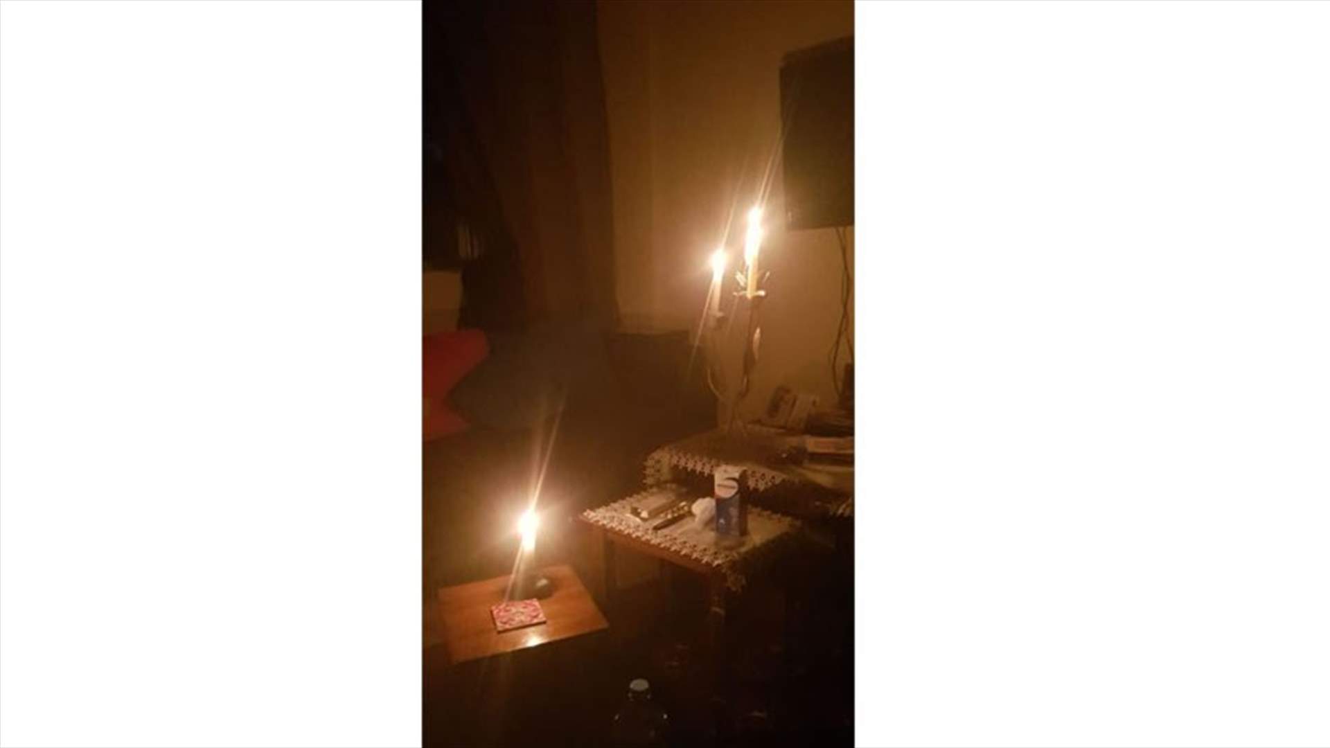 مواطنون يسهرون من دون كهرباء وحلاق يعمل على ضوء الشمعة... شاركونا صور وفيديوهات "أجواء العتمة" على #ردّونا_عالشمعة