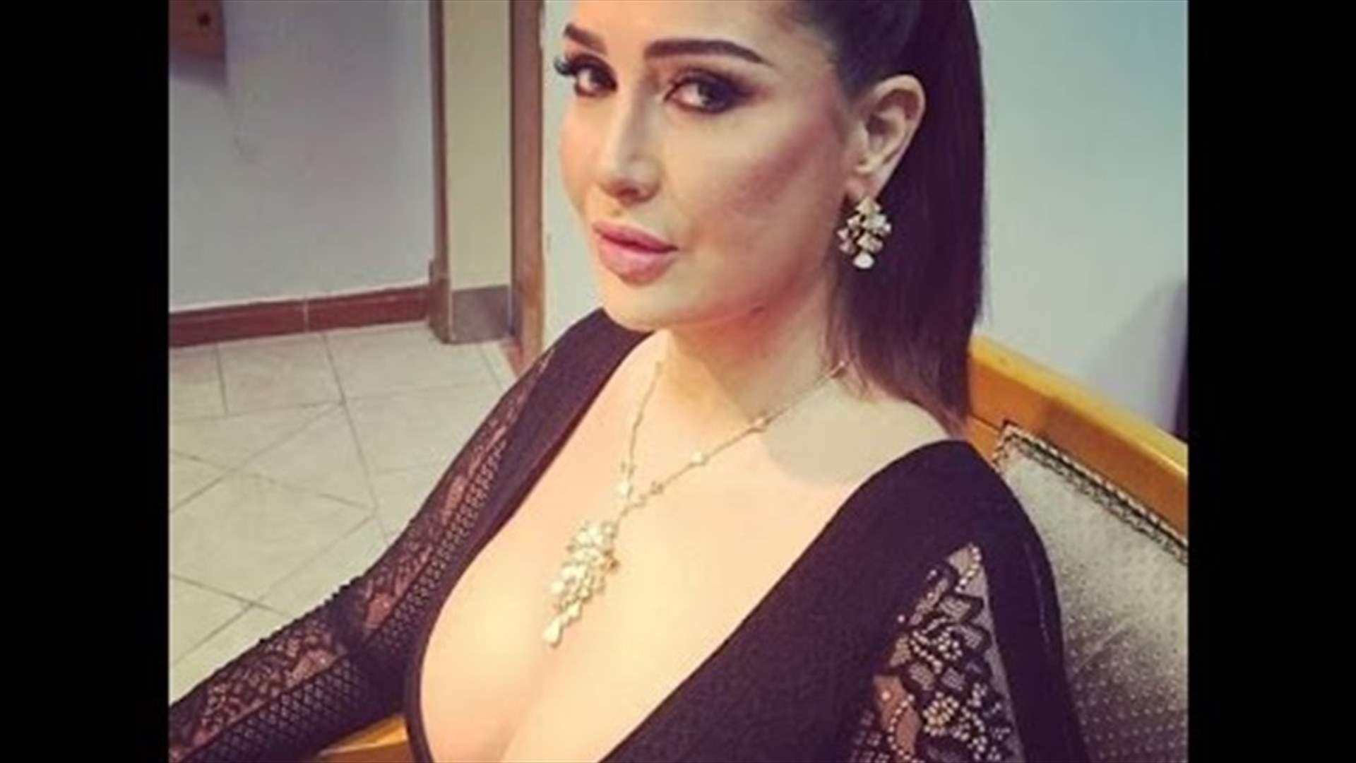 غادة عبد الرازق تثير الجدل بروب الاستحمام  (فيديو)