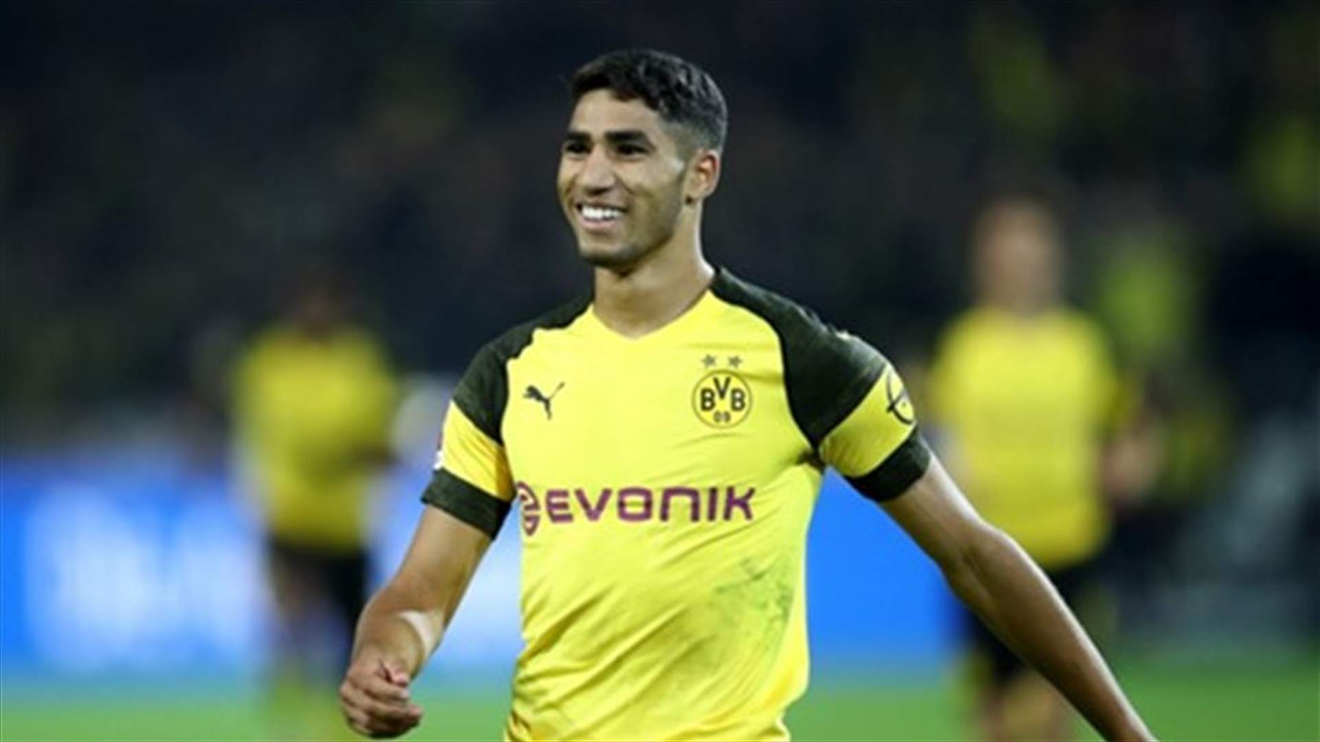 لاعب كرة قدم مغربي على علاقة بممثلة اسبانية تكبره بـ 12 عاماً