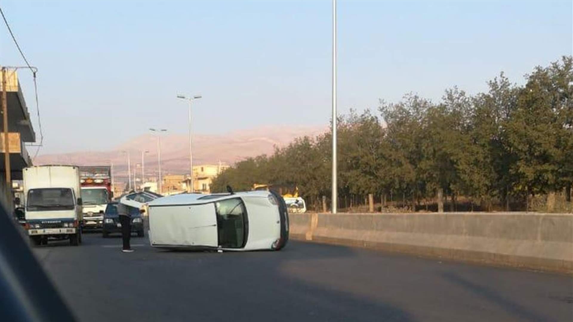 انقلاب سيارة على طريق رياق – بعلبك (صورة)
