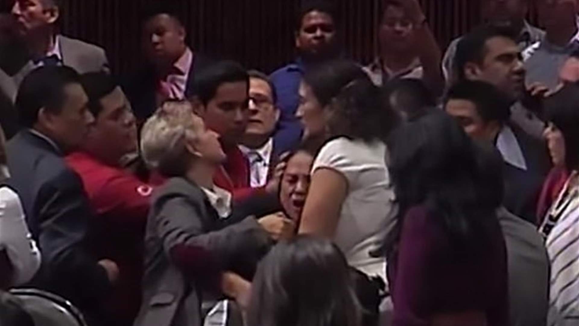نائب تنهار في البرلمان بعد تلقيها خبر وفاة ابنتها (فيديو)