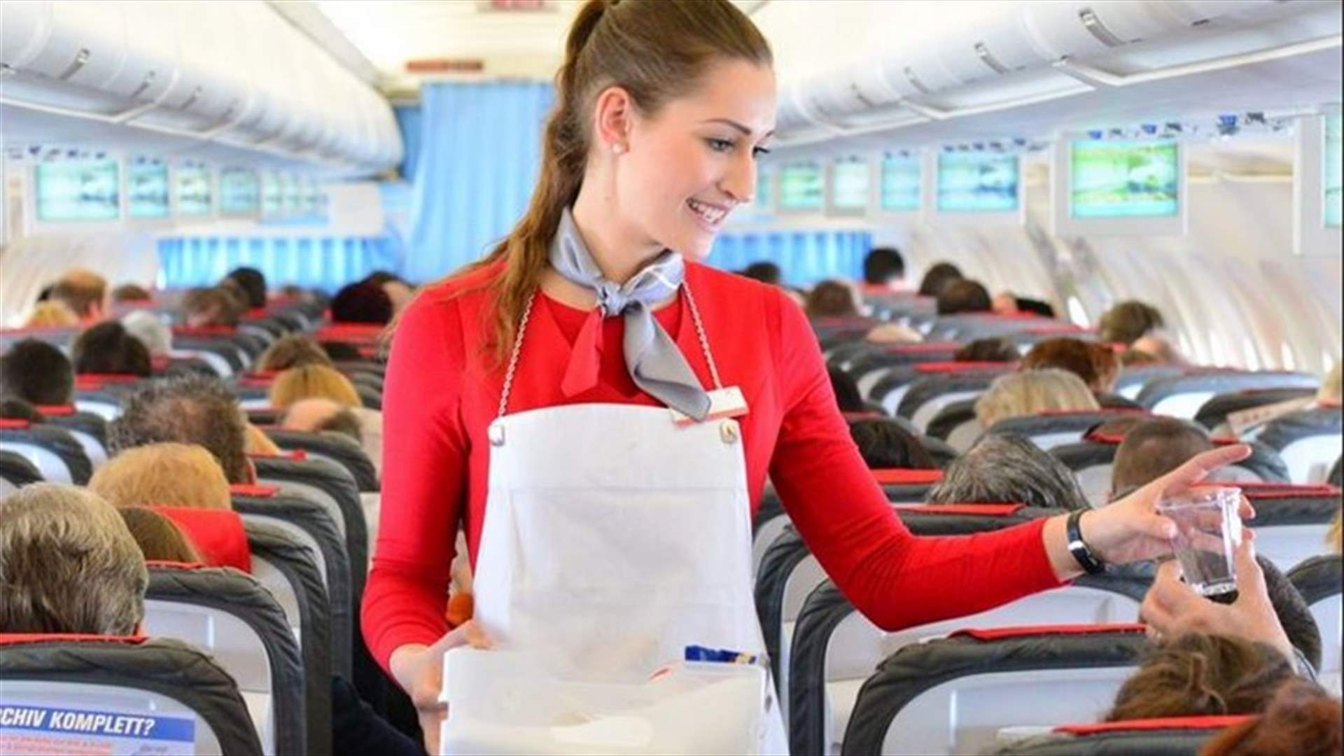 مضيفة طيران تتدخل لإنهاء معاناة أم مع رضيعها على متن الطائرة