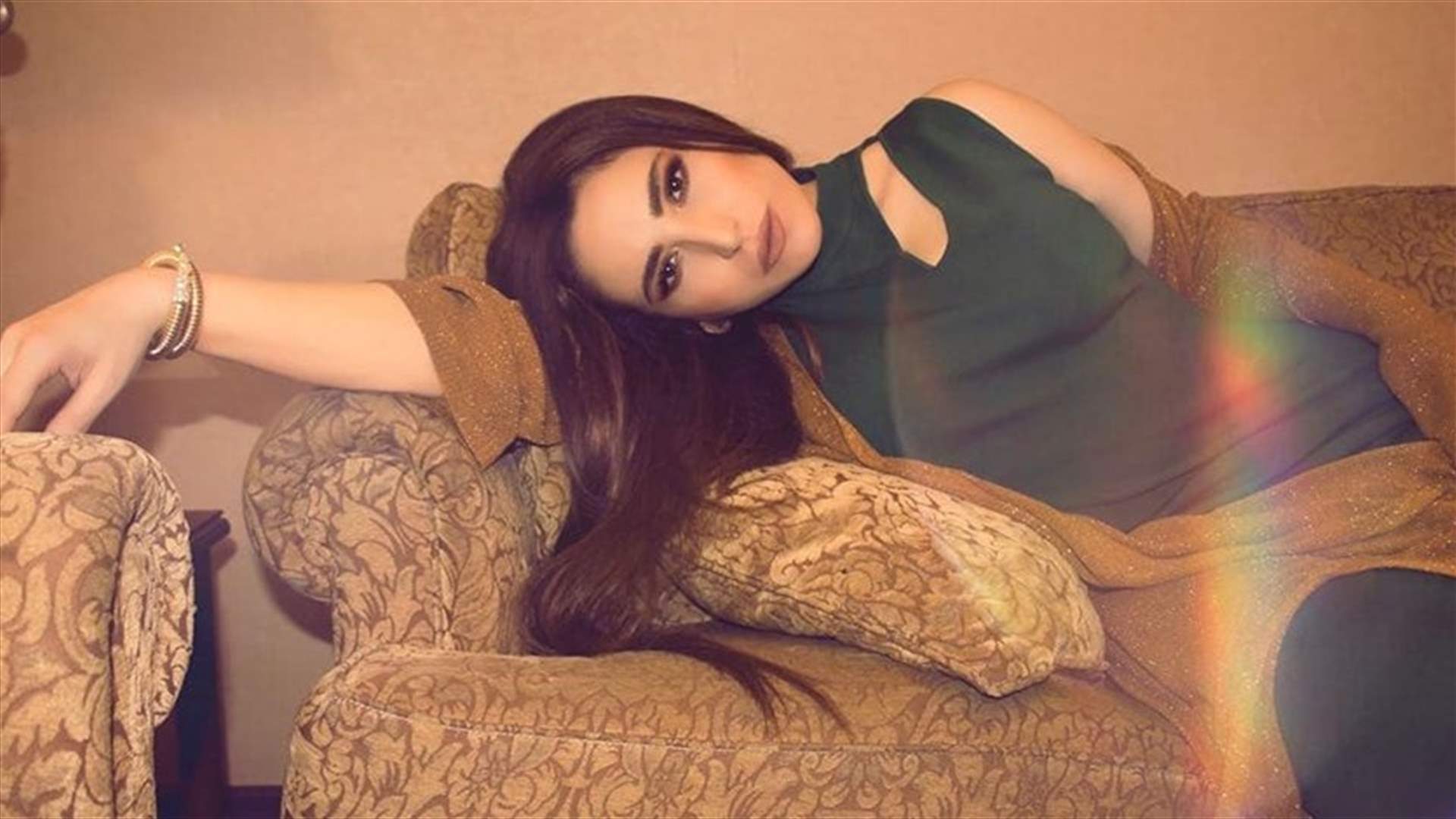 إطلالة عبير نعمة في لهون وبس تضجّ أنوثة (صورة)