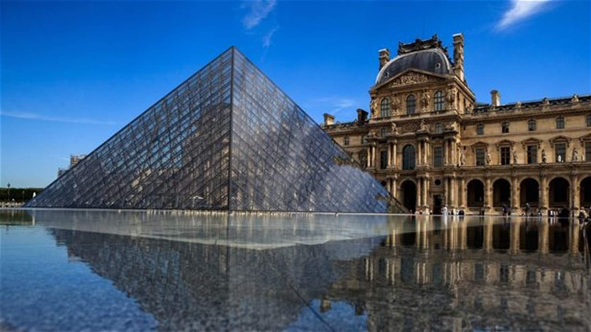 مُنعت من دخول متحف اللوفر بسبب فستانها...