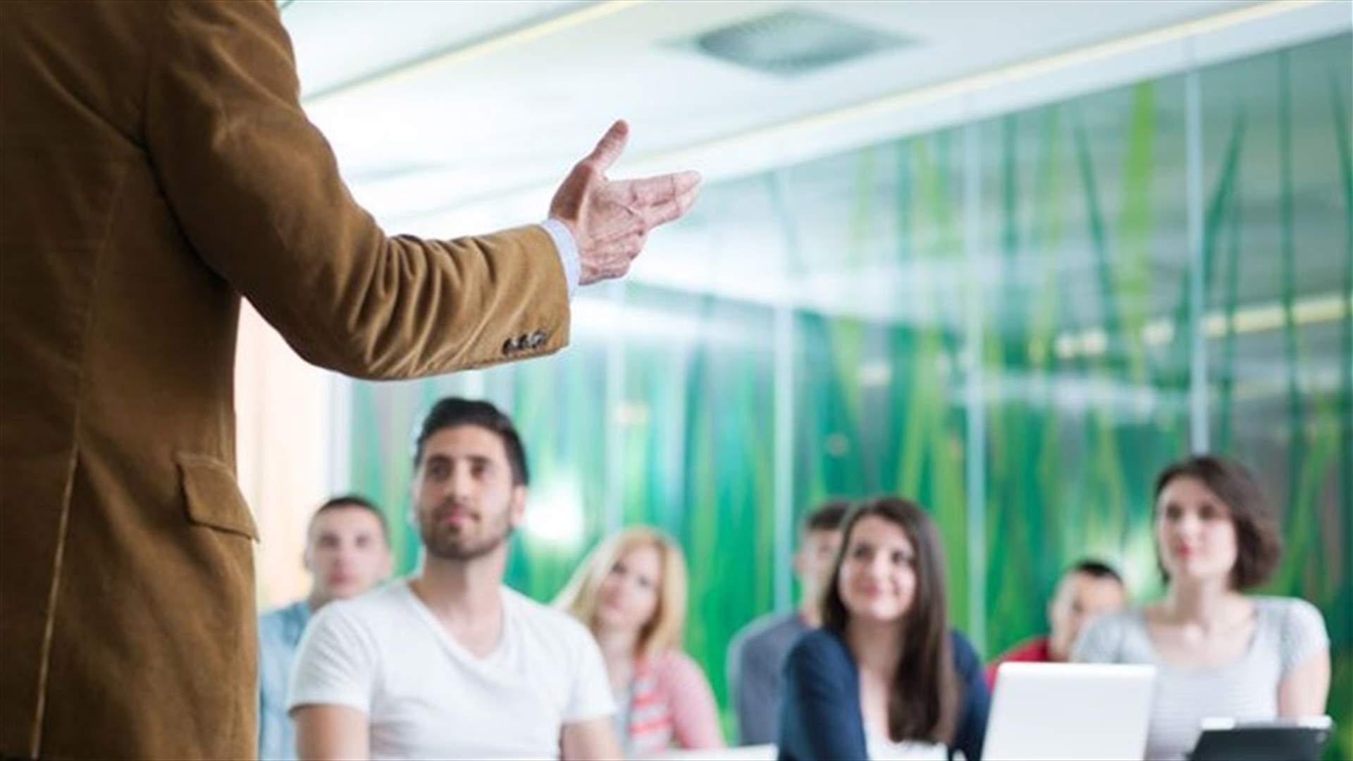 أستاذ جامعي يعرّض نفسه لموقف محرج... ماذا عرض أثناء المحاضرة؟ (فيديو)