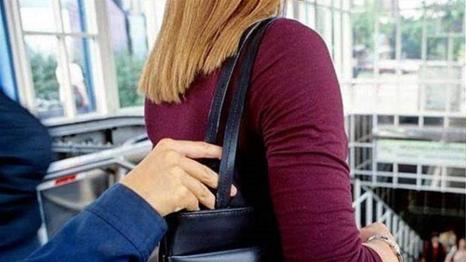 يقوم بنشل السيدات في المحلات التجارية...هل تعرفون عنه شيئاً؟