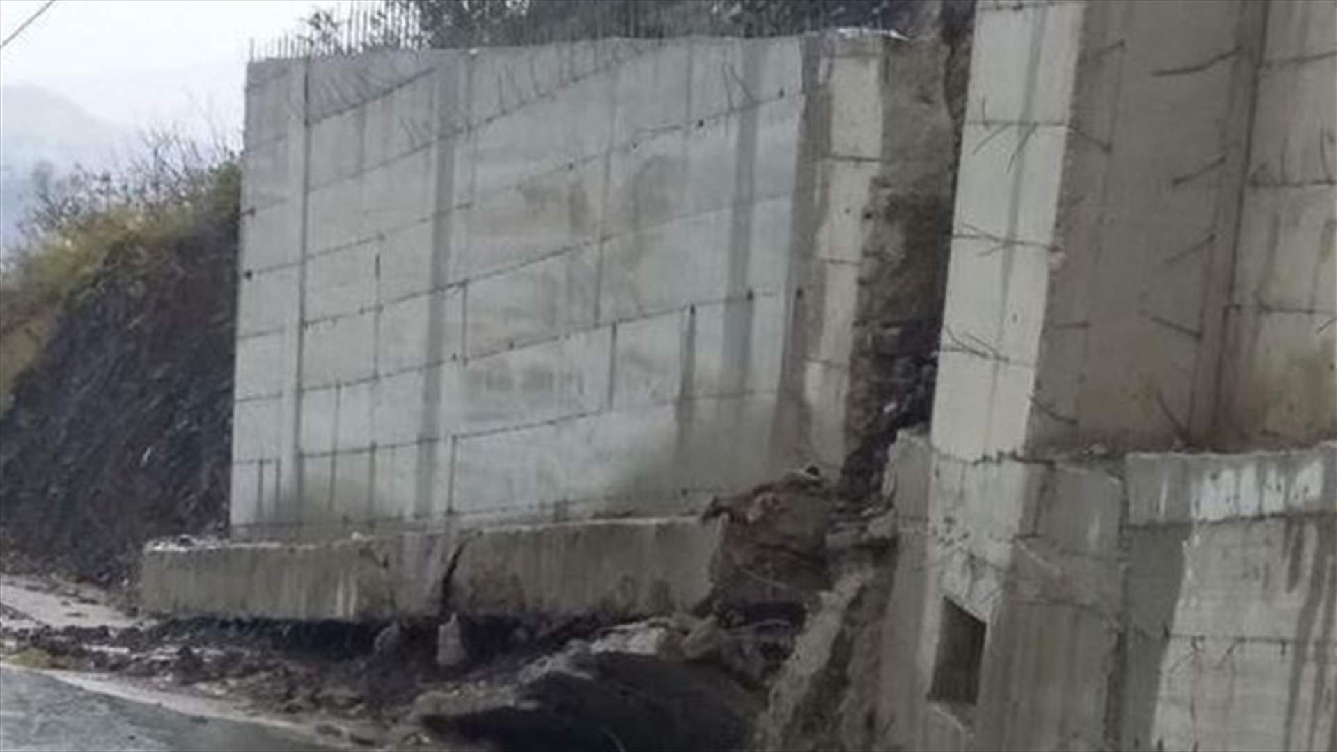 إنهيار جدار قيد الإنشاء على طريق السفيرة في جرود الضنية