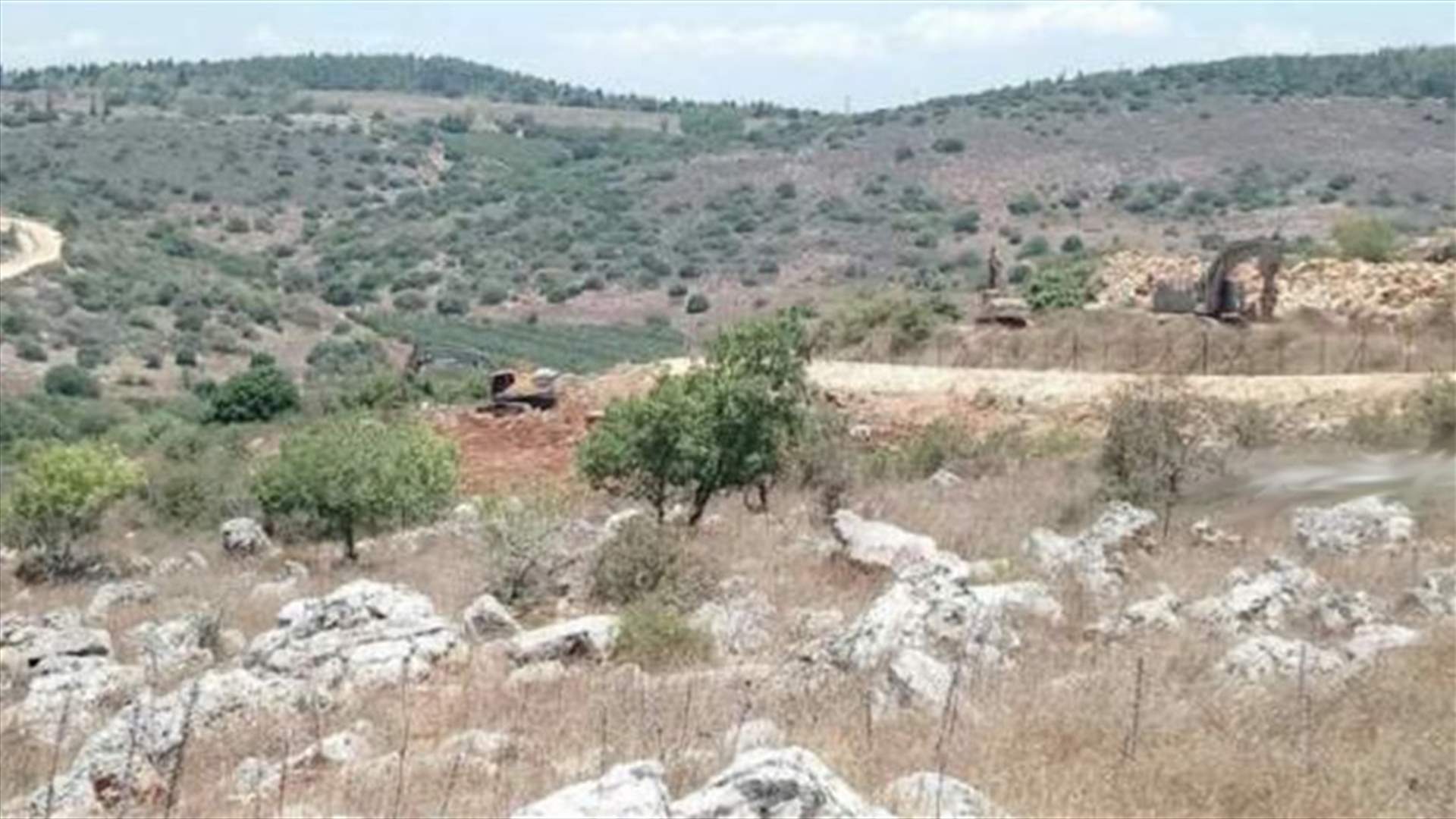 مواطن يجتاز الشريط في خراج ميس الجبل ويدخل الأراضي الإسرائيلية