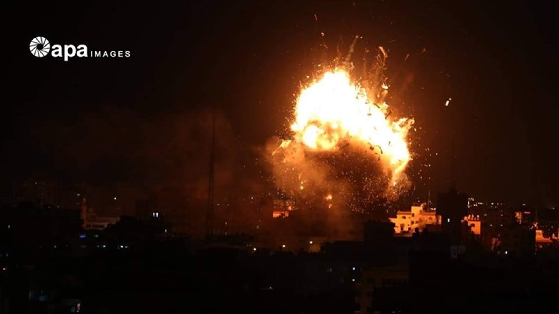 الطيران الاسرائيلي يقصف مقر فضائية الأقصى في غزة (فيديو وصور)