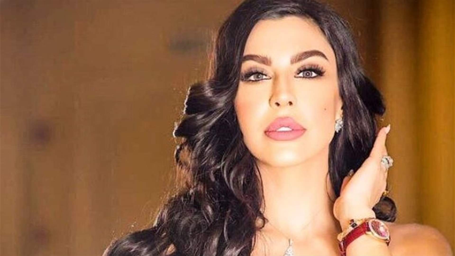 ليلى إسكندر تُشعل الإنترنت بفستانٍ مفتوح الصدر.. كيف أنقذت الوضع؟ (فيديو)