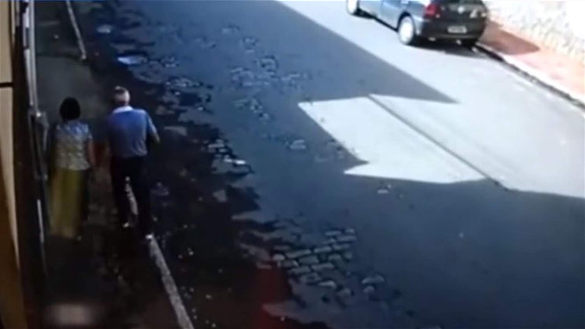 مسنان تعرّضا للسحق والدهس بطريقةٍ صادمة خلال ثوانٍ