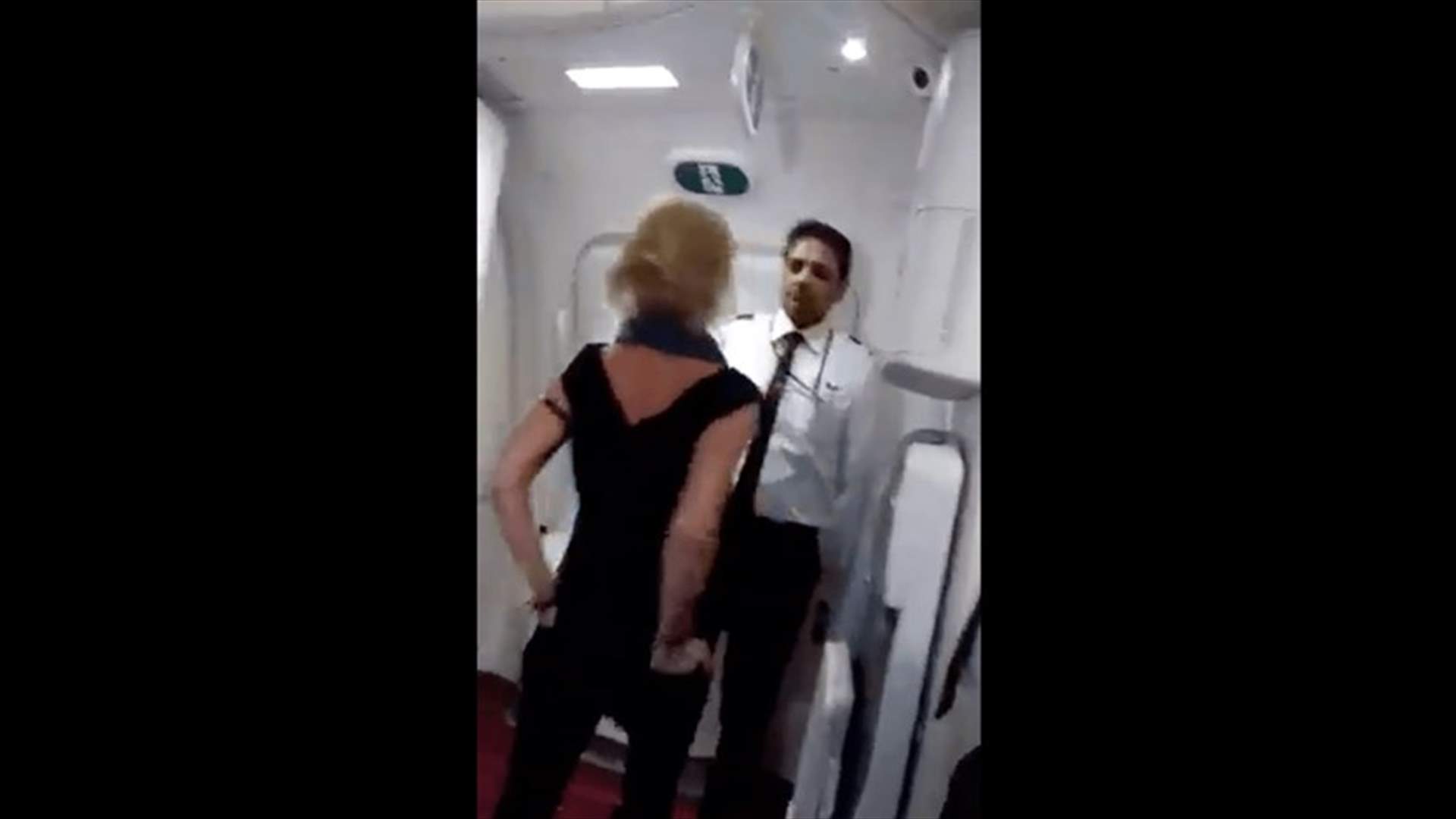 مسافرة شتمت طاقم طائرة... وفيديو وثّق الحادثة الصادمة