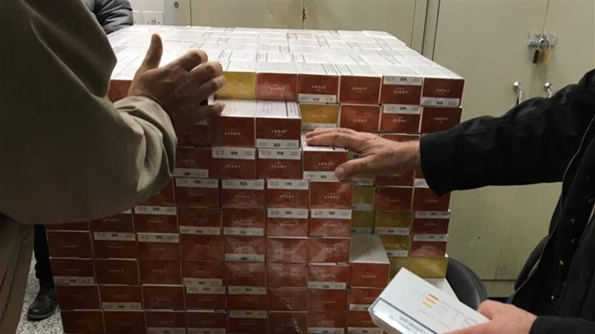 ضبط 800 كروز دخان و20 كلغ من الذهب مهربة في مطار بيروت (صور)