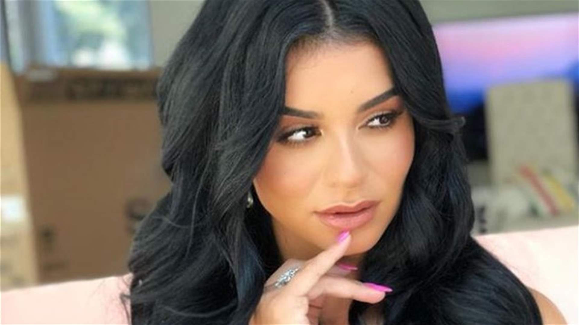 ريما فقيه بصورٍ جريئة.. قبلة فرنسيّة وفستان بفتحة ساق جانبية