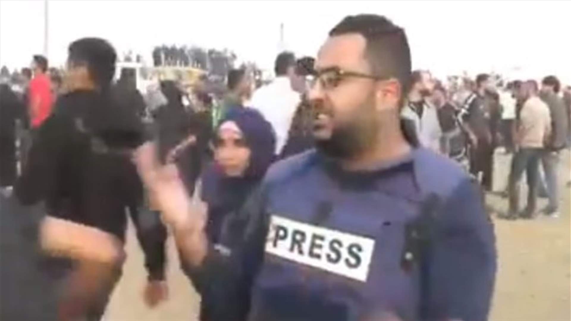 مراسل عربي صفع شاباً خلال تغطية مباشرة (فيديو)