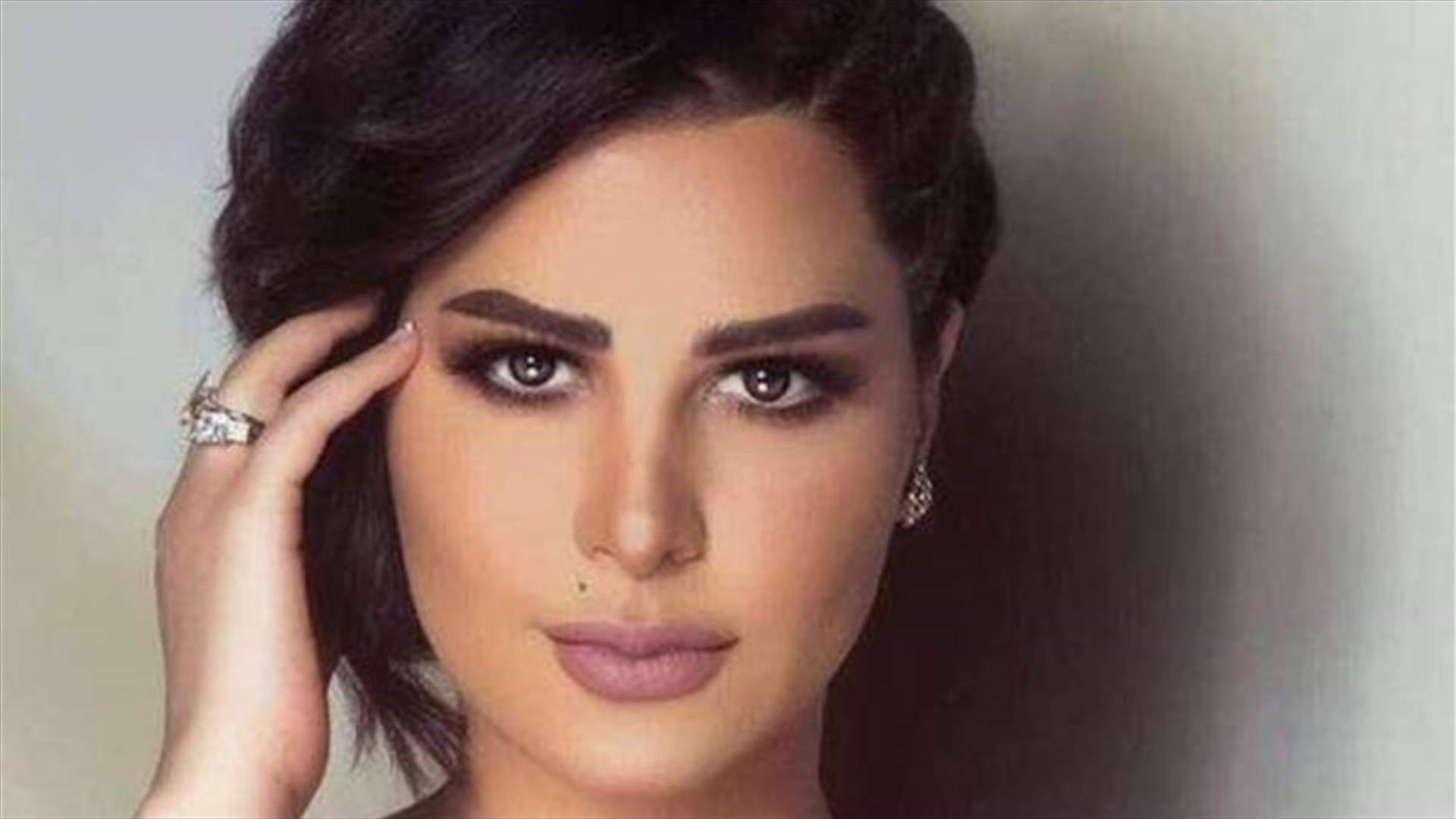 شمس الكويتية تثير الجدل باستعراض مجوهراتها (فيديو)