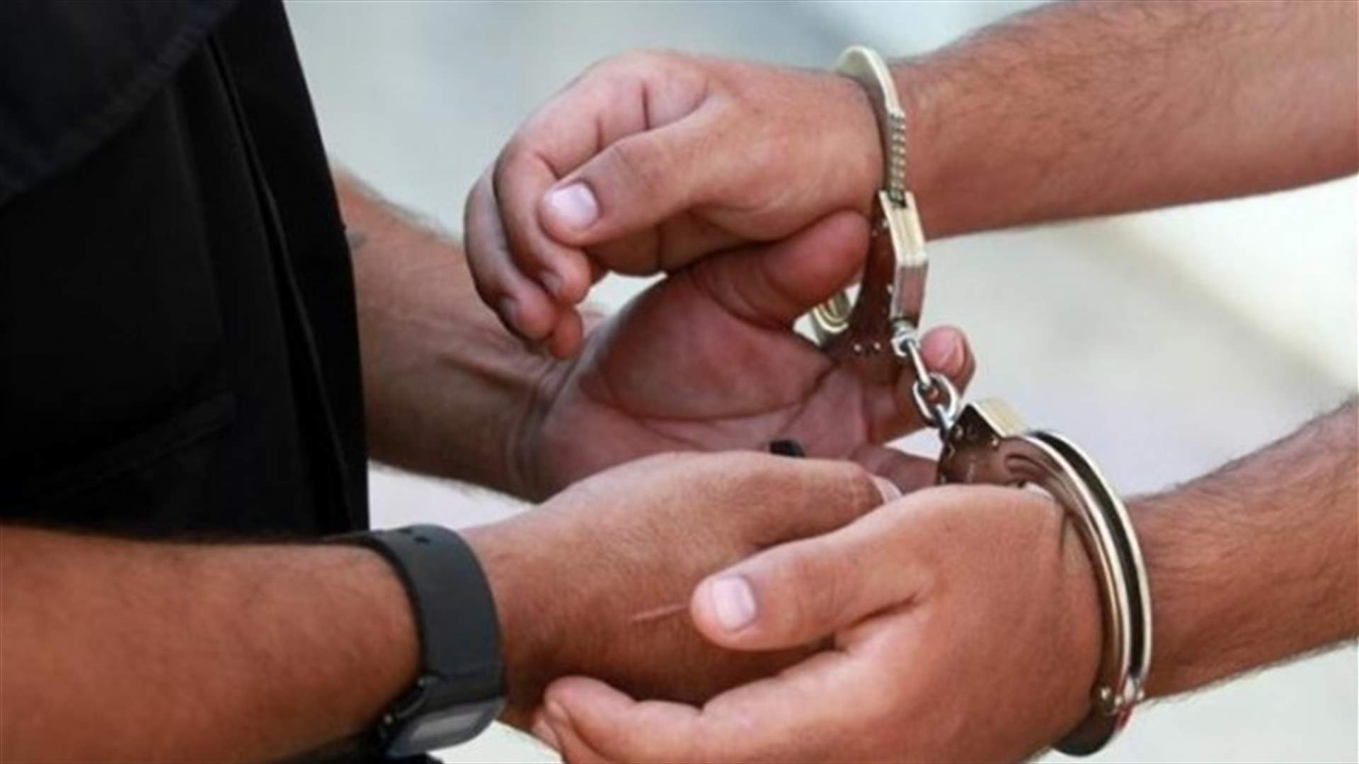توقيف رجل وإبنه في بلدة معركة