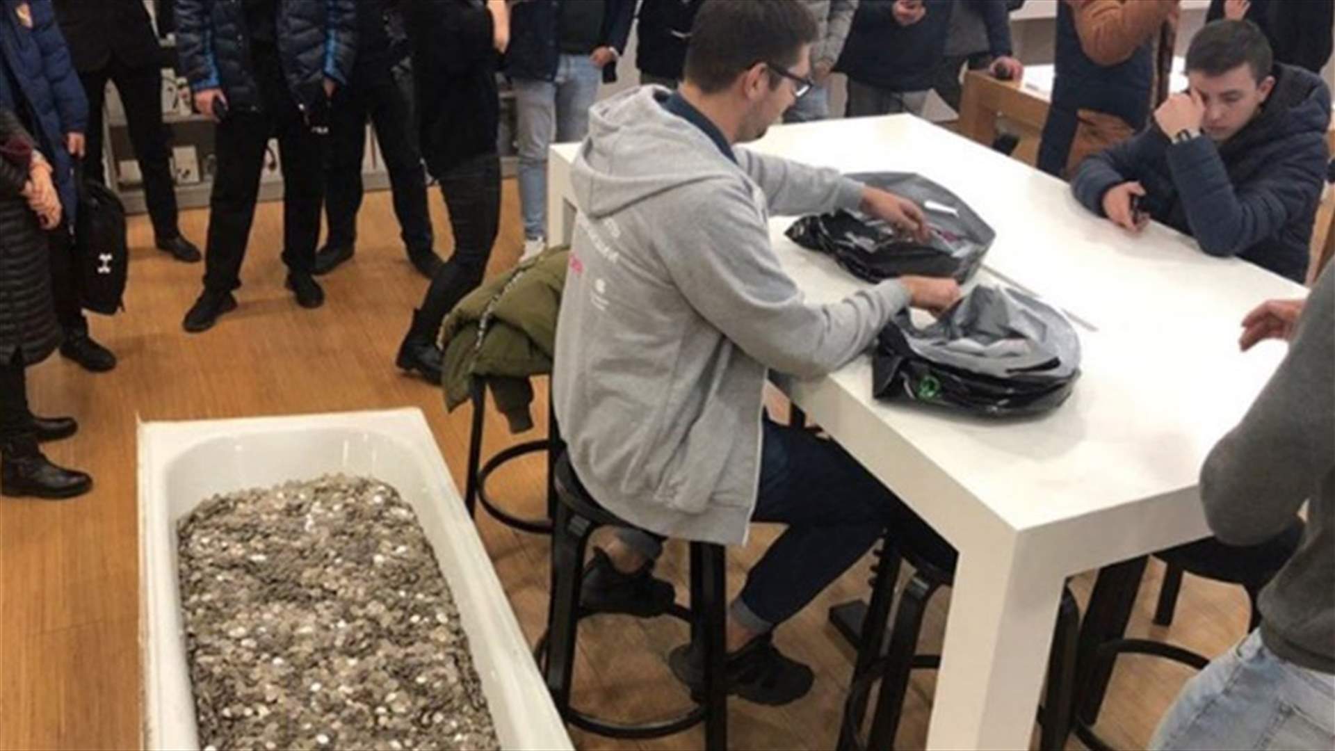 اشترى الآيفون الجديد بـ350 كلغ من القطع المعدنية (صور)
