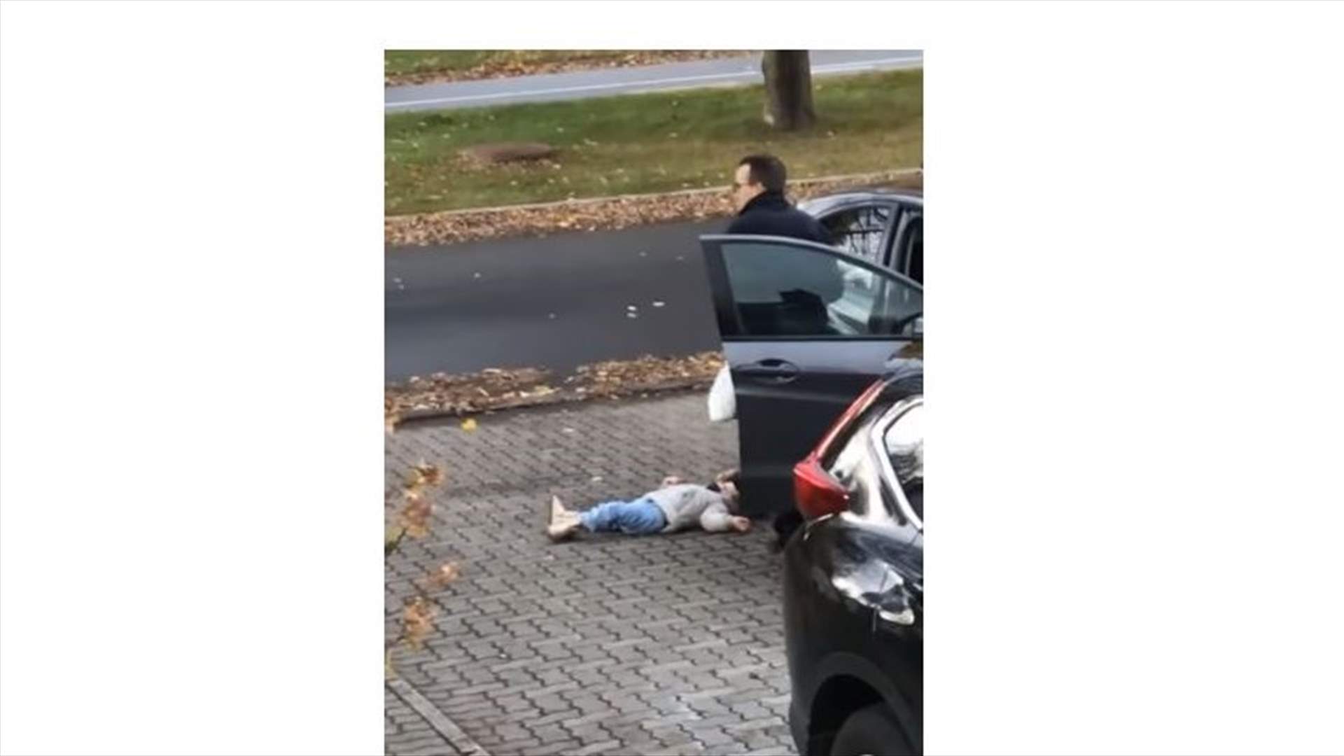أب حمل ابنته بطريقة غريبة بعدما رفضت النهوض عن الأرض... فيديو مضحك!