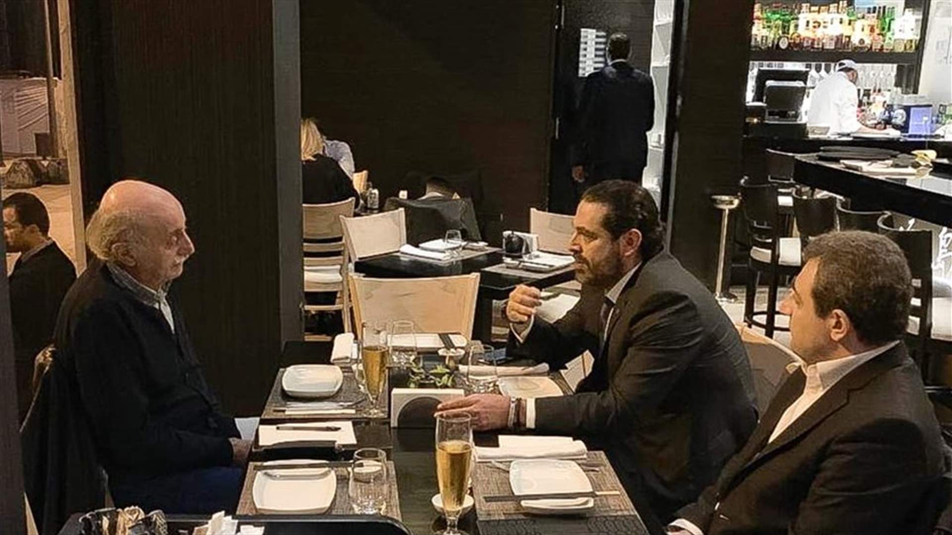 مسألة تشكيل الحكومة بين الحريري وجنبلاط... في أحد مطاعم بيروت (صورة)
