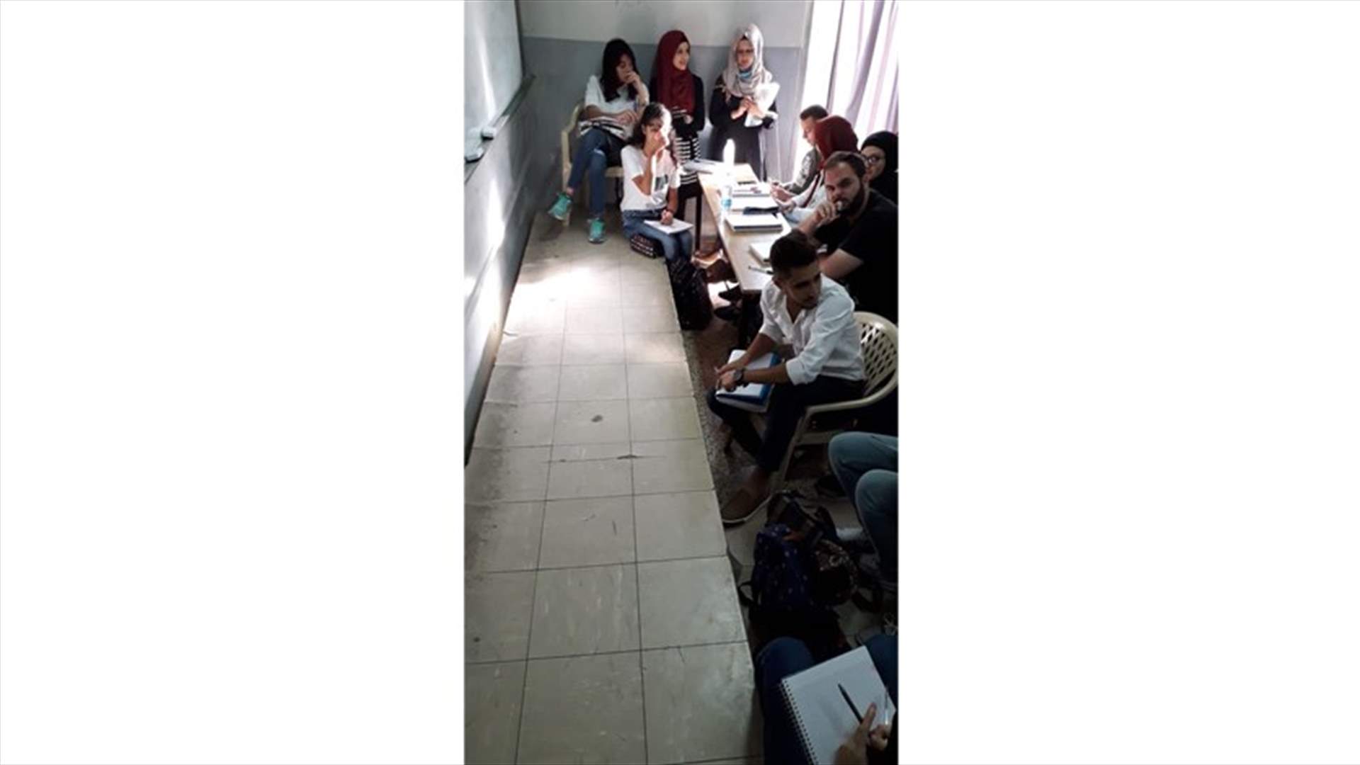 جميل السيد: تلامذة كلية العلوم في زحلة يأتون بالكراسي من منازلهم (صور)