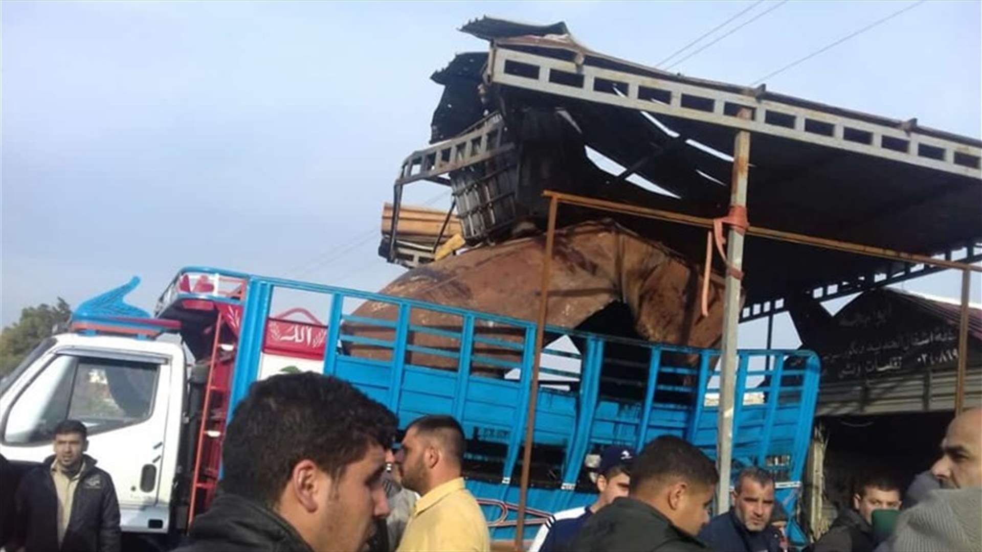 جريح جراء انفجار صهريج زيت في وادي خالد (صور)