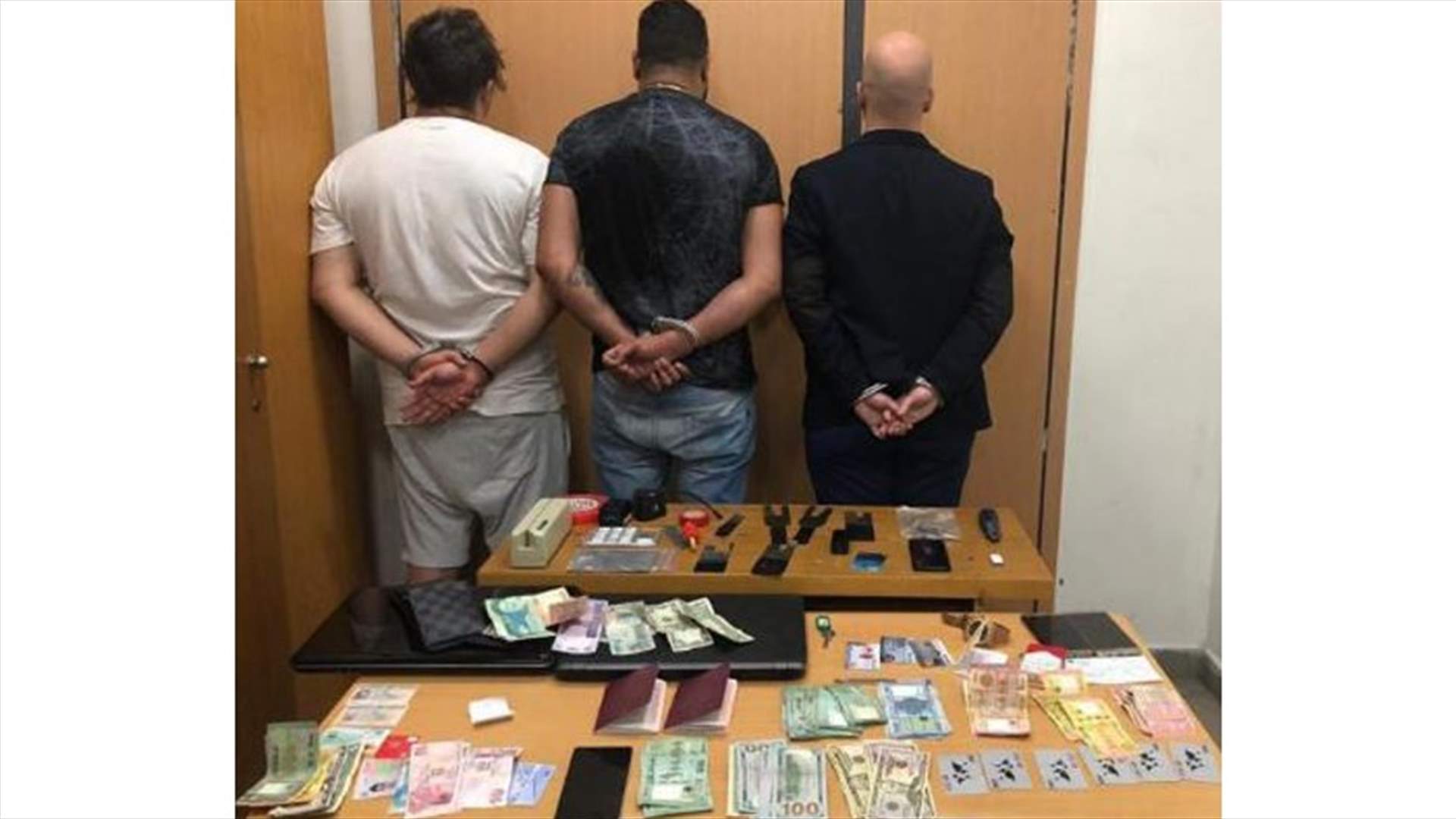 وضعا قطعة الكترونية في صراف آلي بهدف سرقة اموال من حسابات المودعين... وهكذا اوقفت العصابة