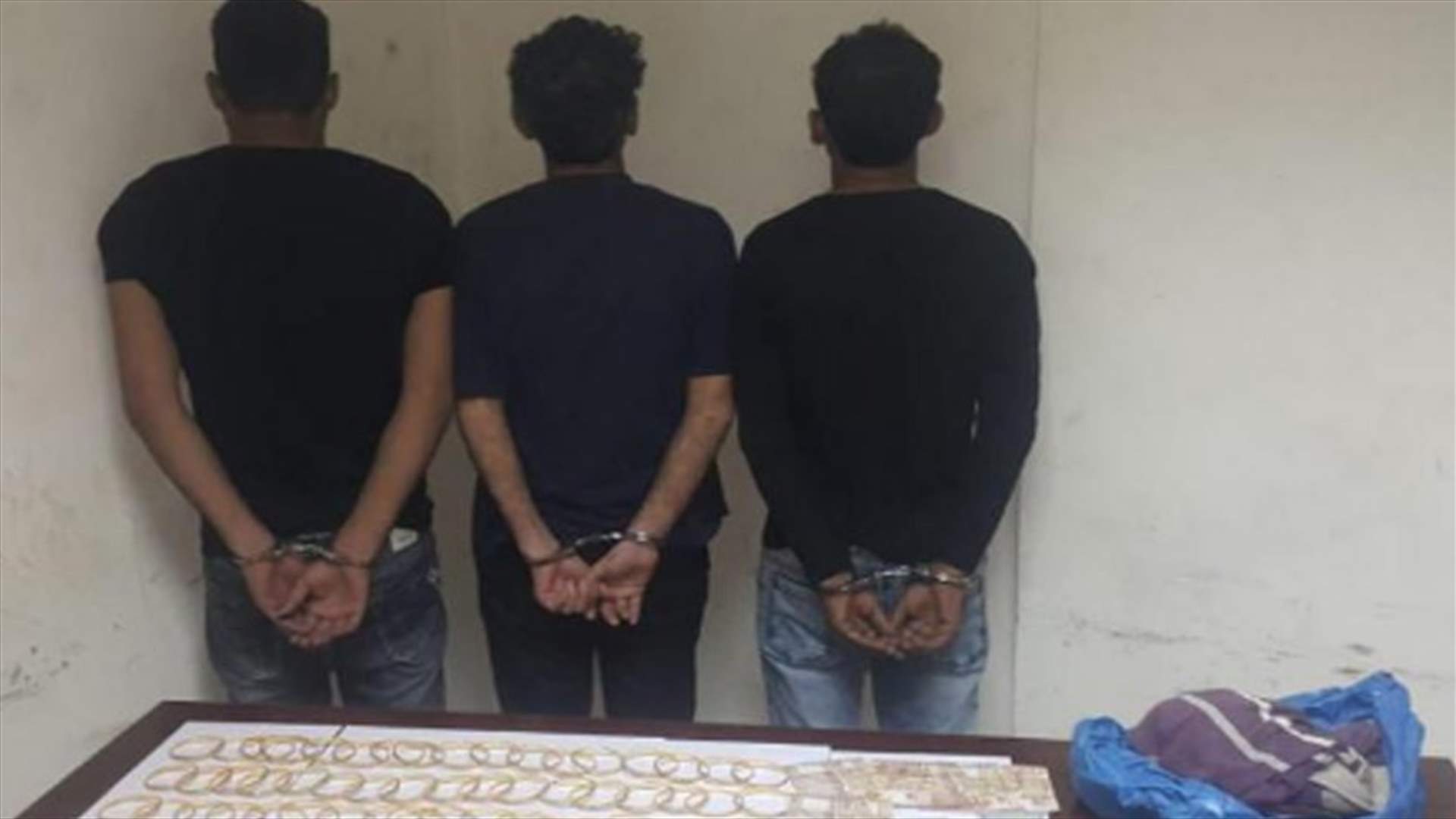 بالجرم المشهود... توقيف عصابة تبيع ذهباً مزيّفاً