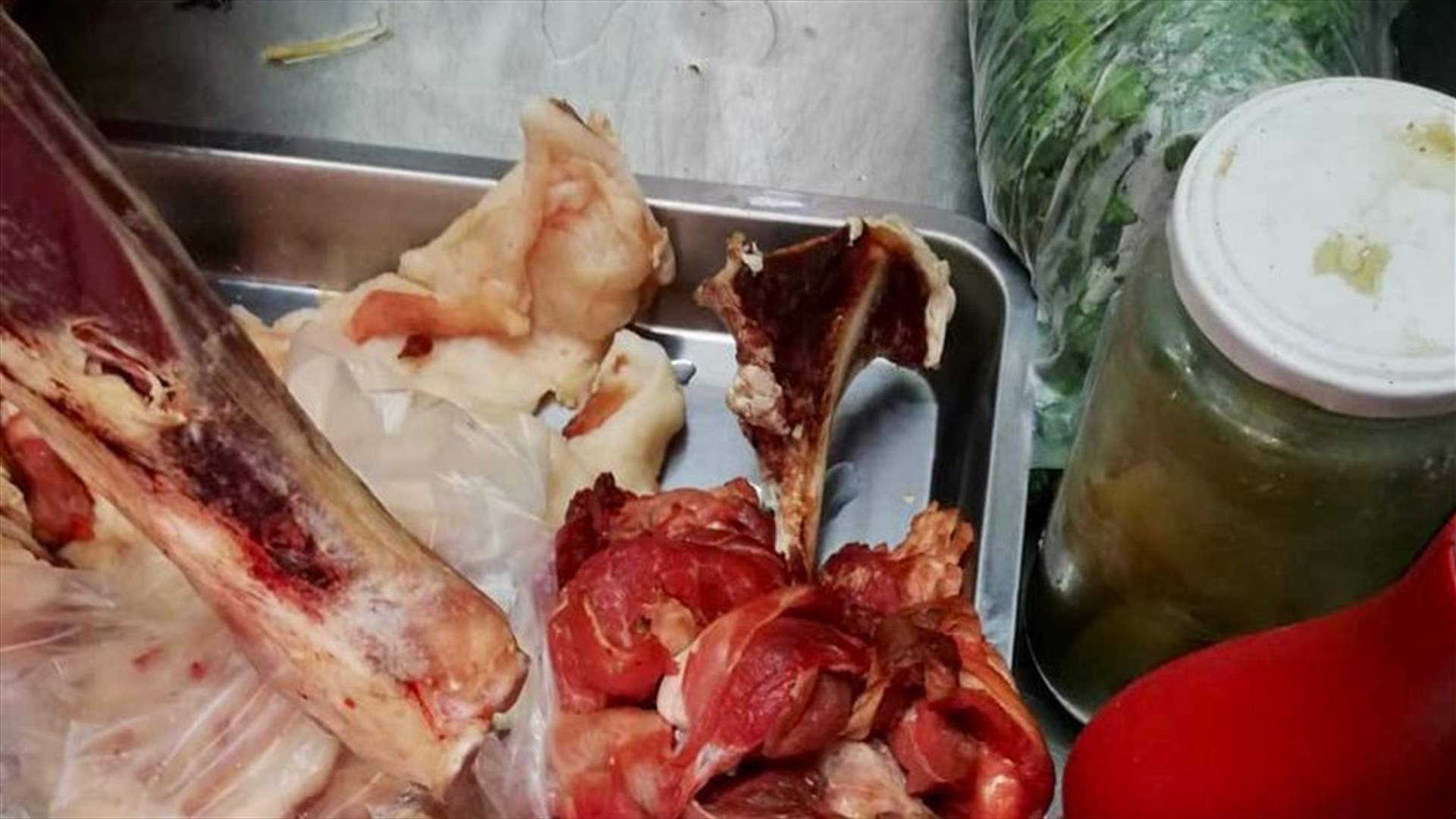 بلدية الشويفات تضبط محلاً لبيع اللحوم والدجاج الفاسد (صور)