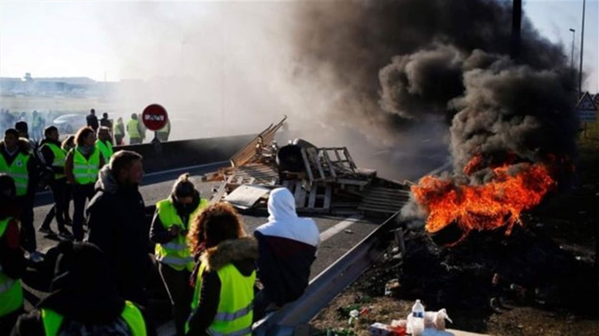 متظاهرون فرنسيون يمنعون الوصول لخزانات الوقود احتجاجا على رفع أسعاره