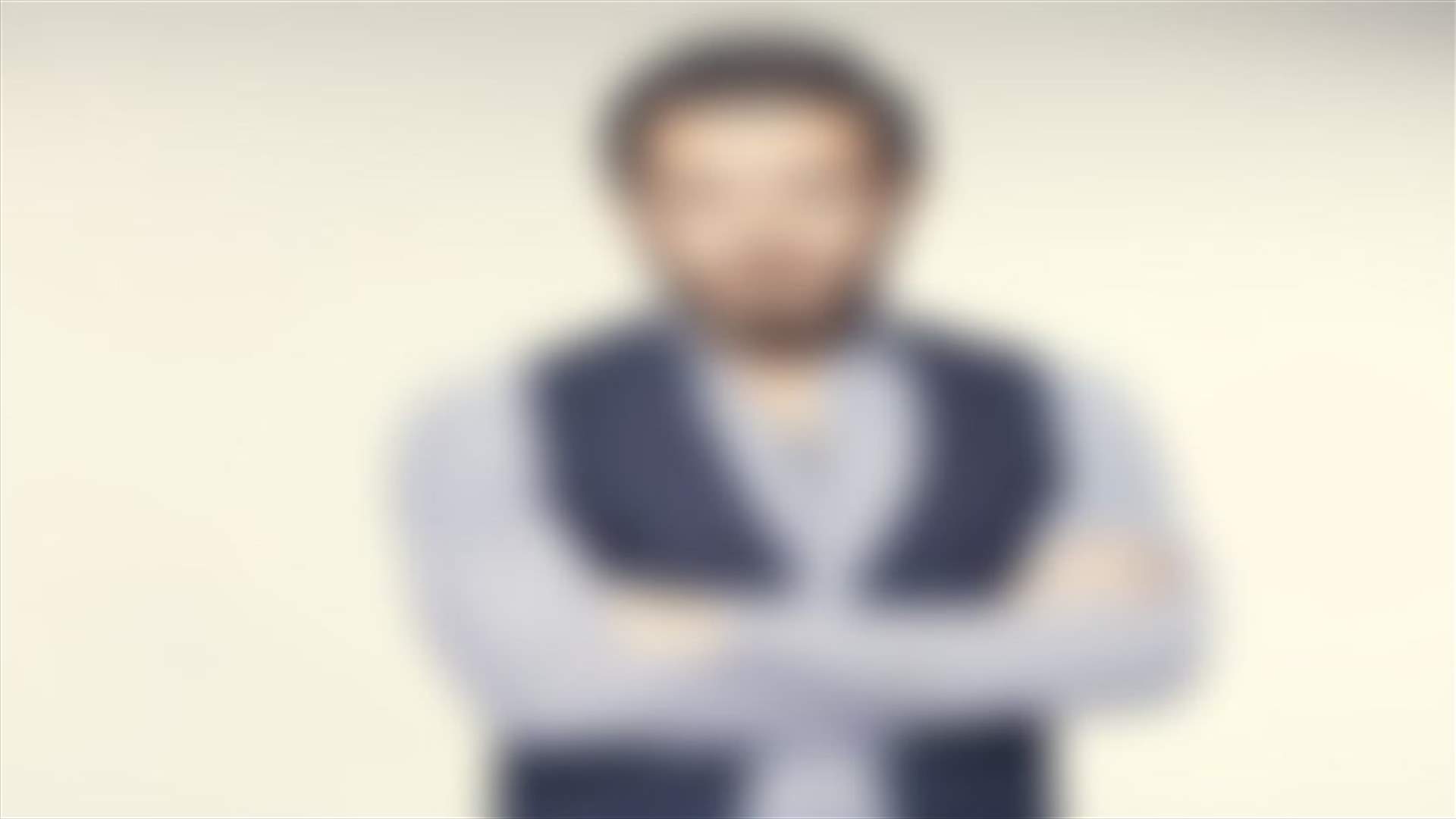 نجم مصري يسقط على المسرح خلال حفل تامر حسني (فيديو)