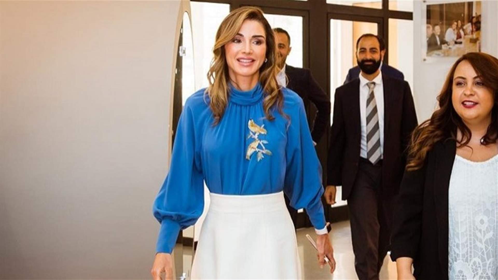 الملكة رانيا تمزج بين الأناقة والعصرية في إطلالتها الأخيرة (صورة)