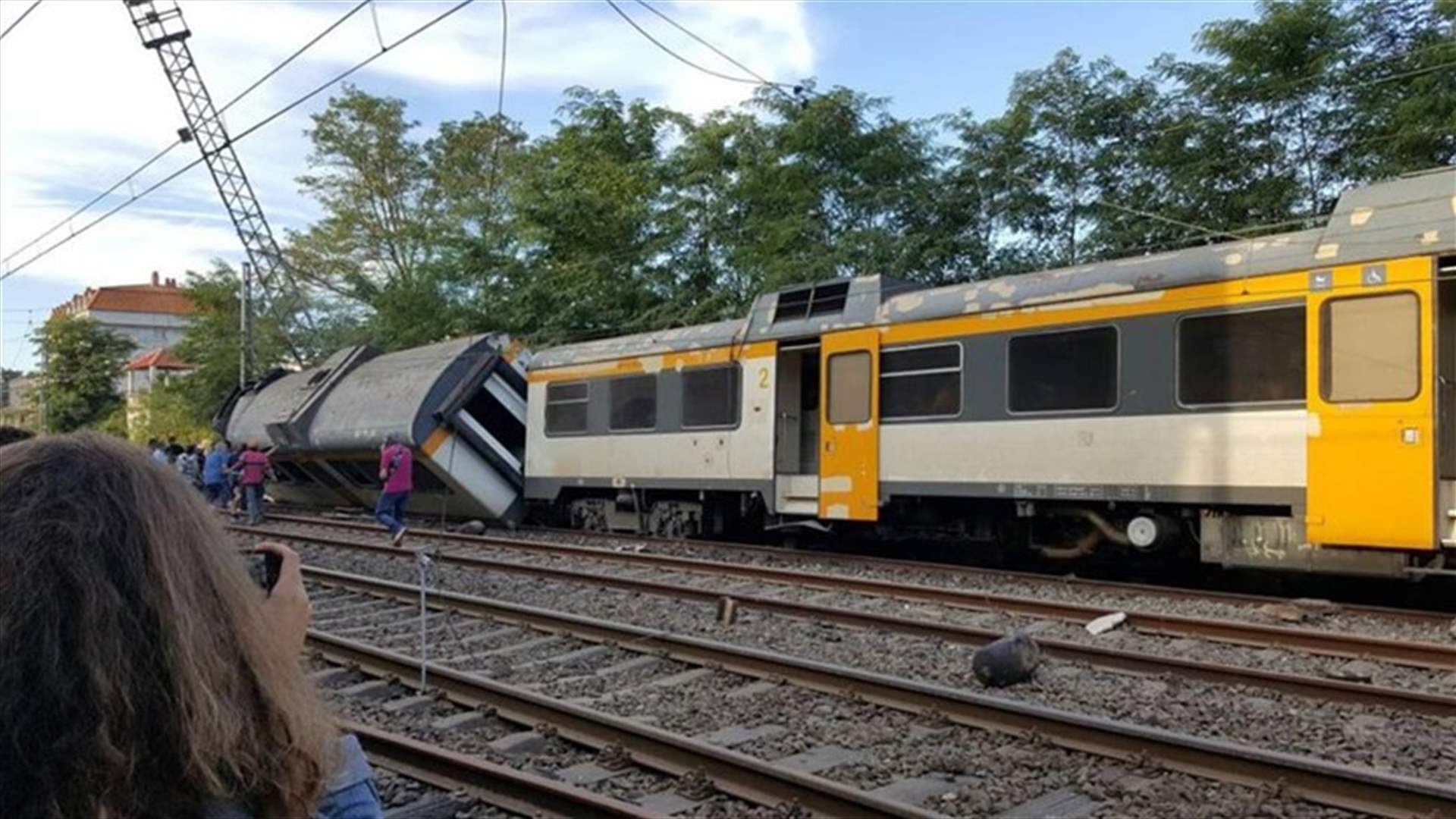قتيل وعدد من الإصابات بعد خروج قطار عن القضبان في إسبانيا