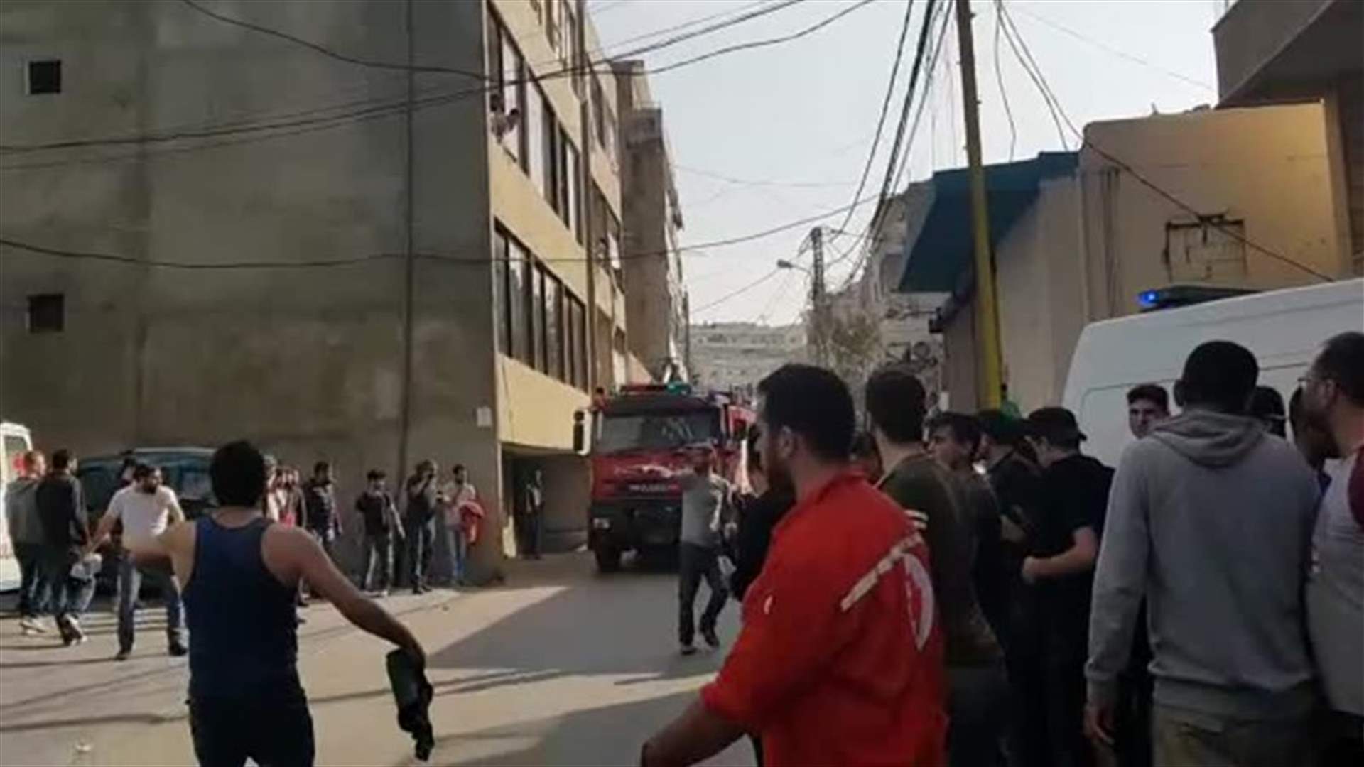 حريق كبير في صالة لعرض المفروشات في تل الزعتر
